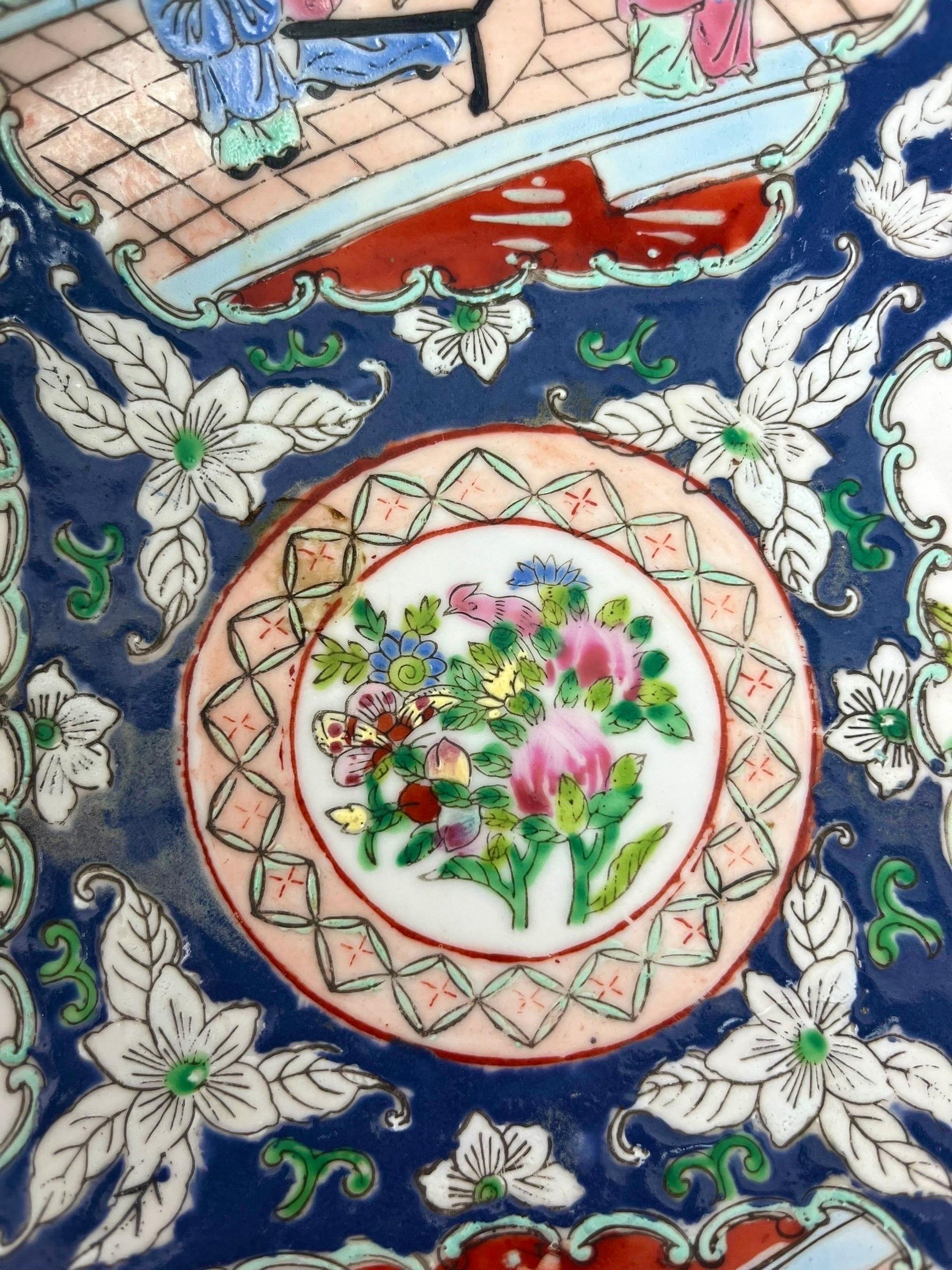 Grand bol en porcelaine émaillée, scène de palais de rose - Chine - Qing en vente 1