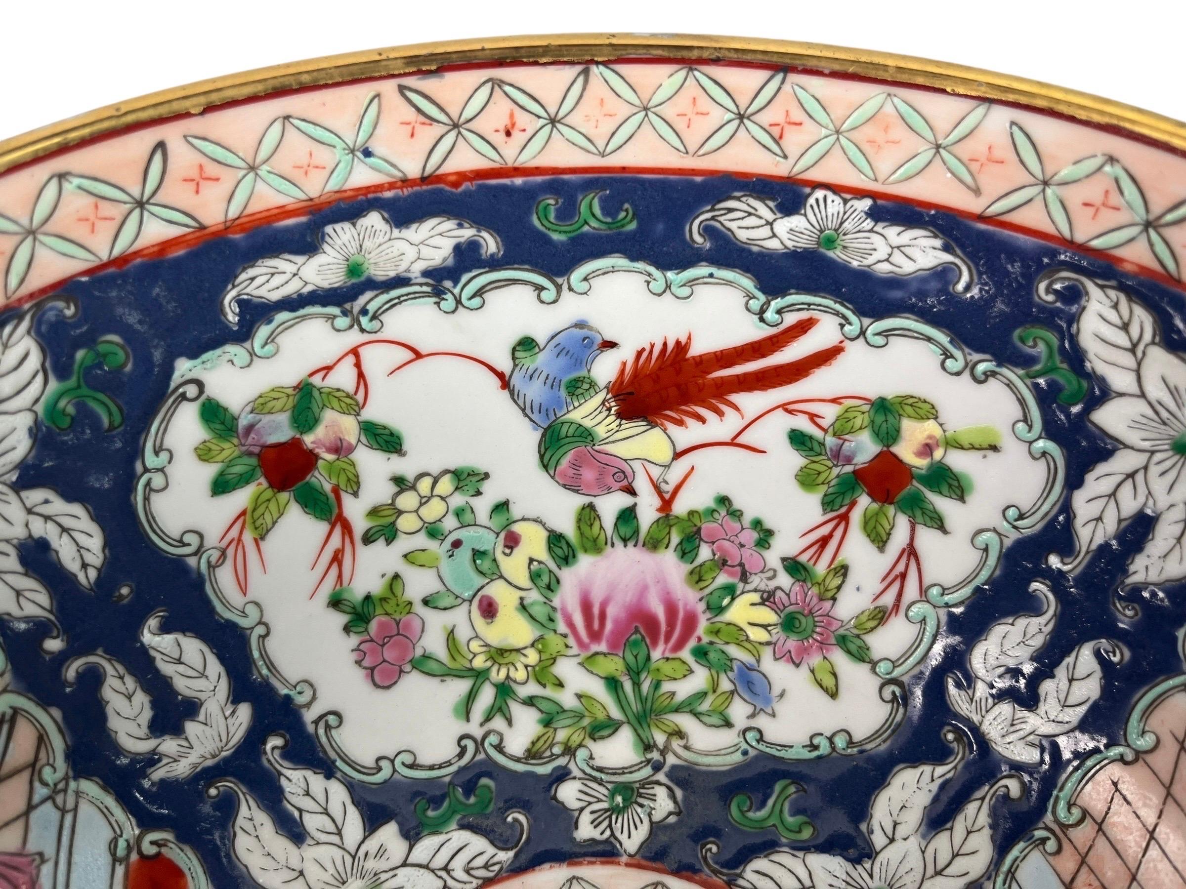 Grand bol en porcelaine émaillée, scène de palais de rose - Chine - Qing en vente 2