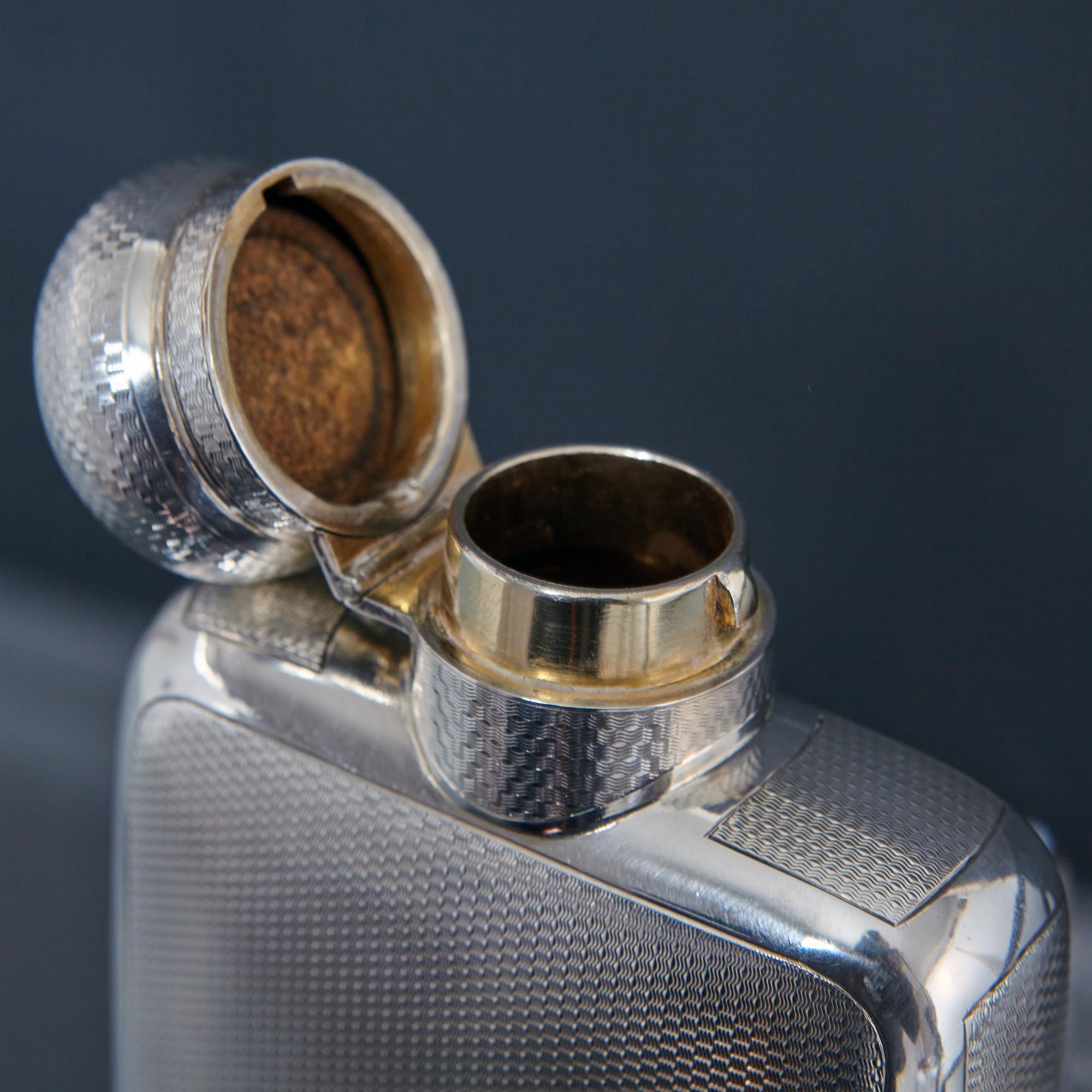 Large antique engine-turned silver hip flask In Good Condition For Sale In London, GB
