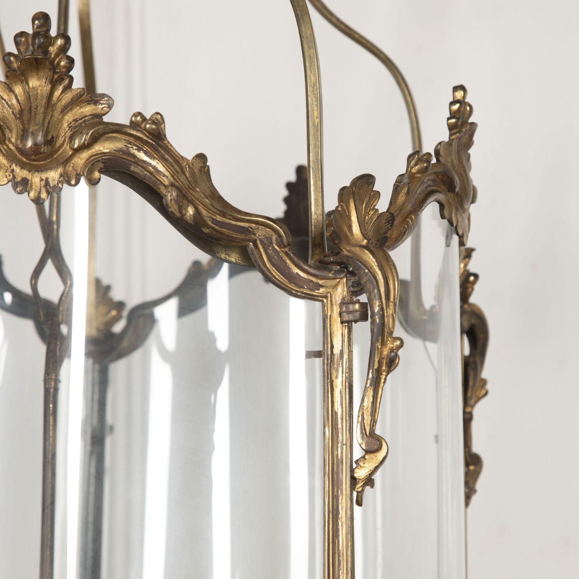 Rococo Grande lanterne d'entrée anglaise du 18ème siècle en bronze doré en vente