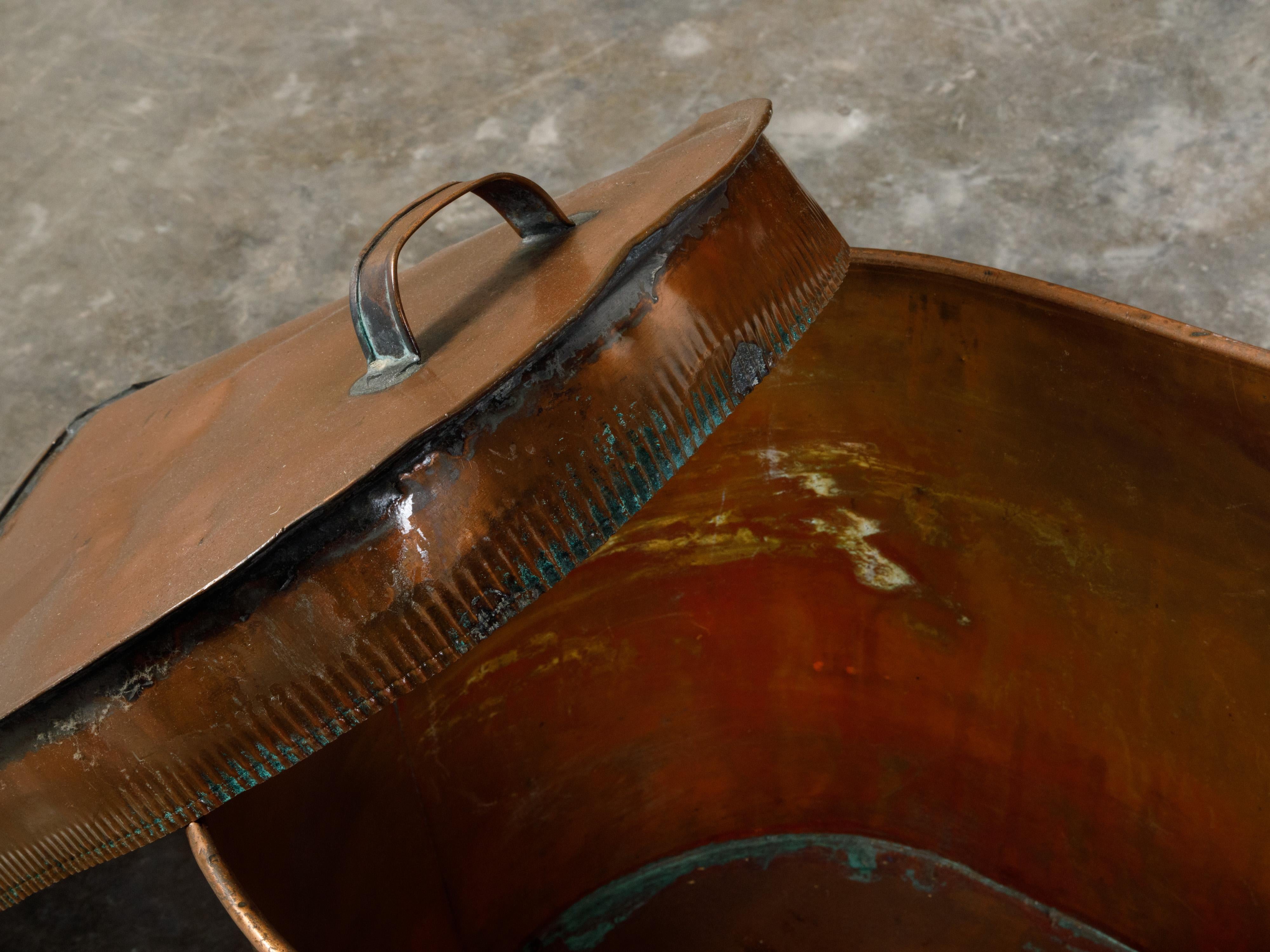 Large English 1930s Copper Braising Pan with Handles and Weathered Patina For Sale 2