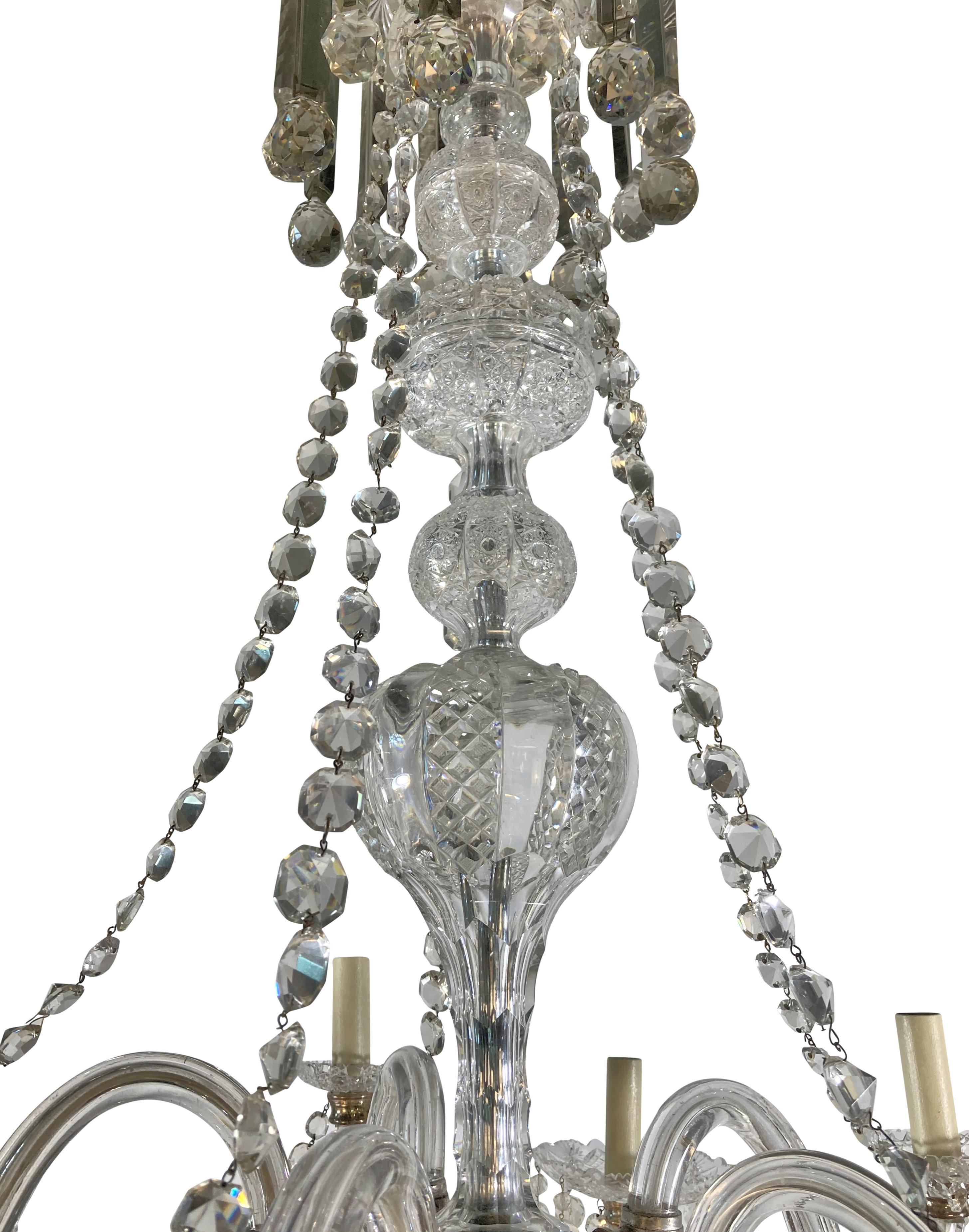 Apogée victorien Grand lustre anglais du 19e siècle à dix lumières en verre taillé en vente