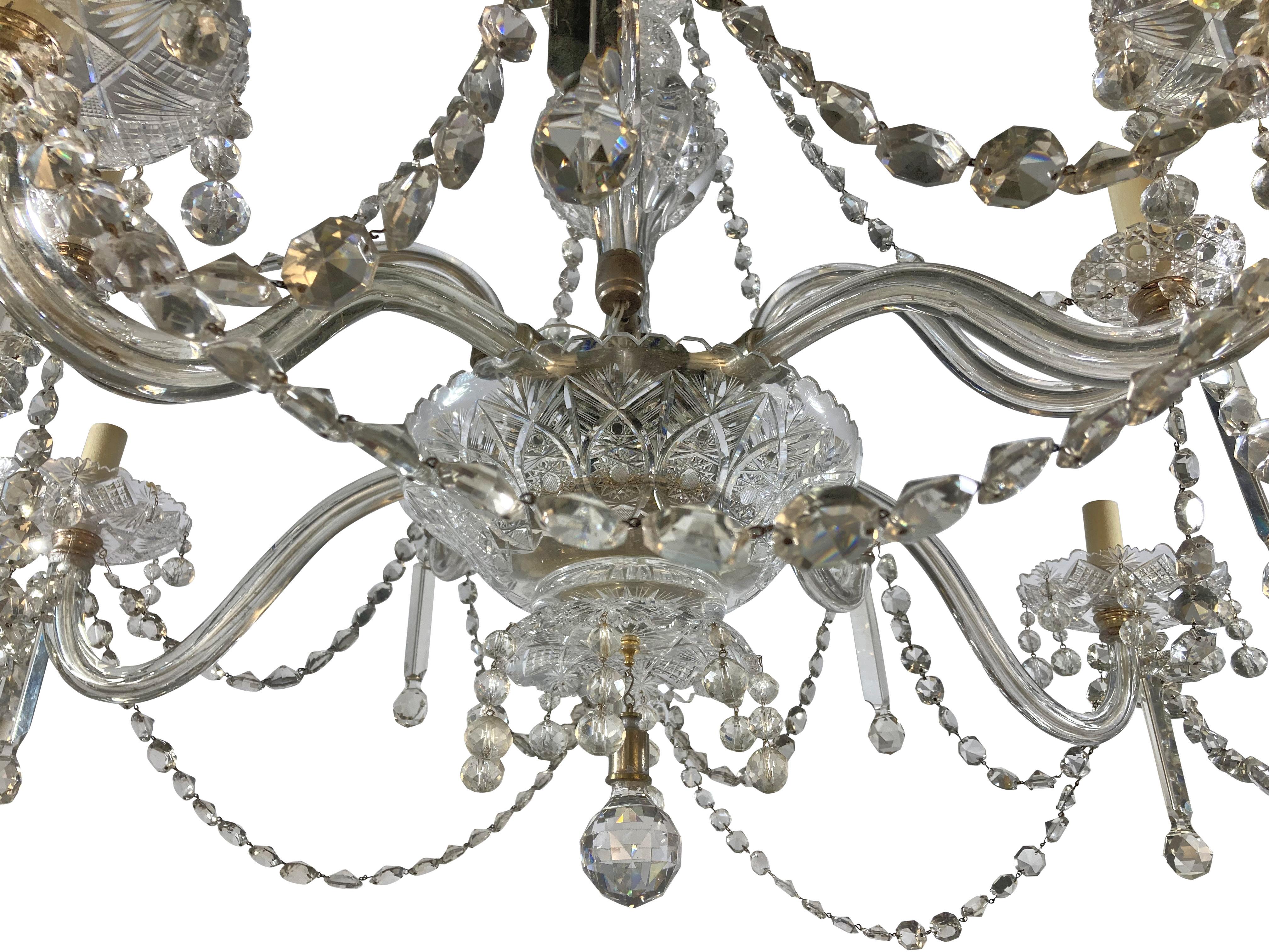 Anglais Grand lustre anglais du 19e siècle à dix lumières en verre taillé en vente
