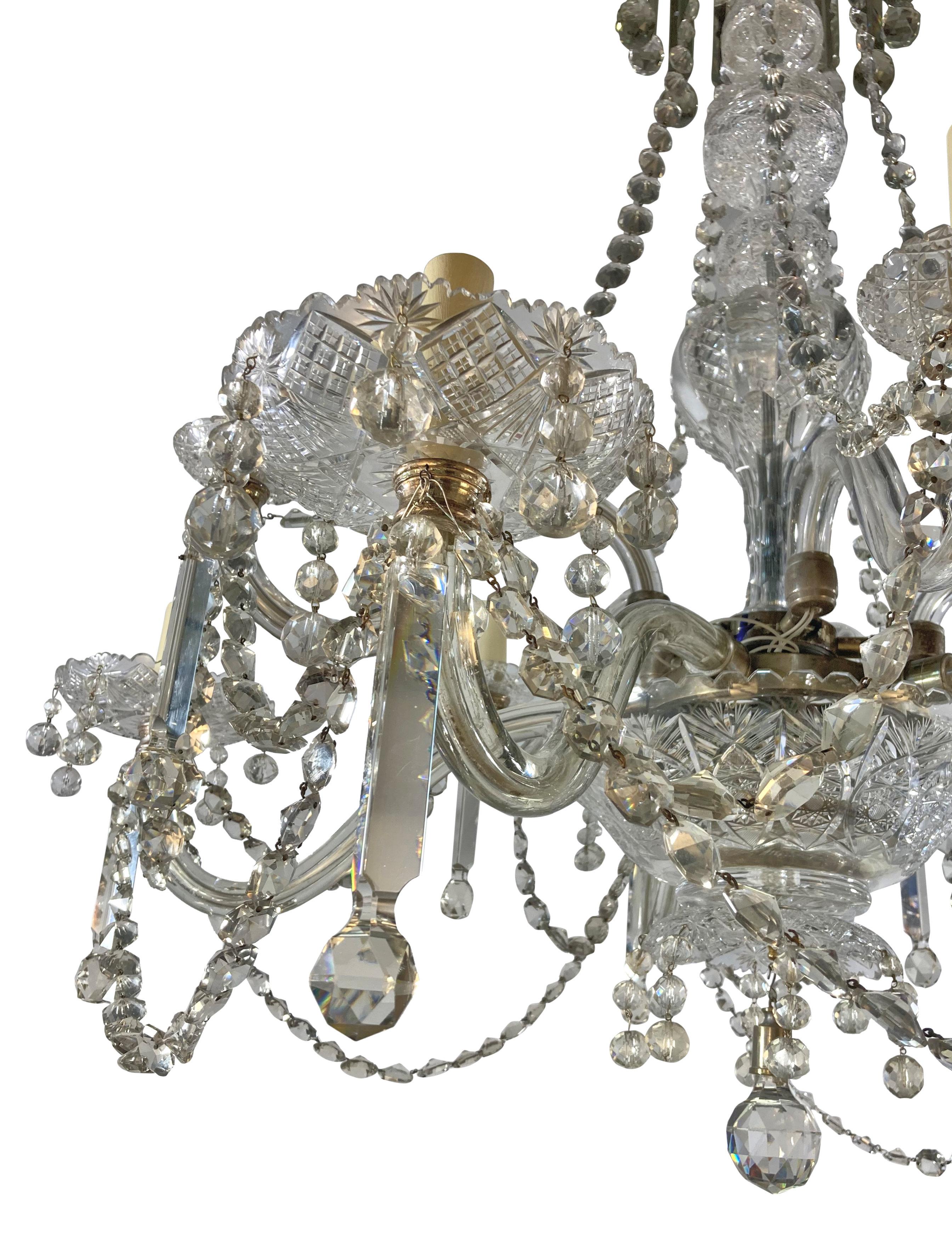 Milieu du XIXe siècle Grand lustre anglais du 19e siècle à dix lumières en verre taillé en vente