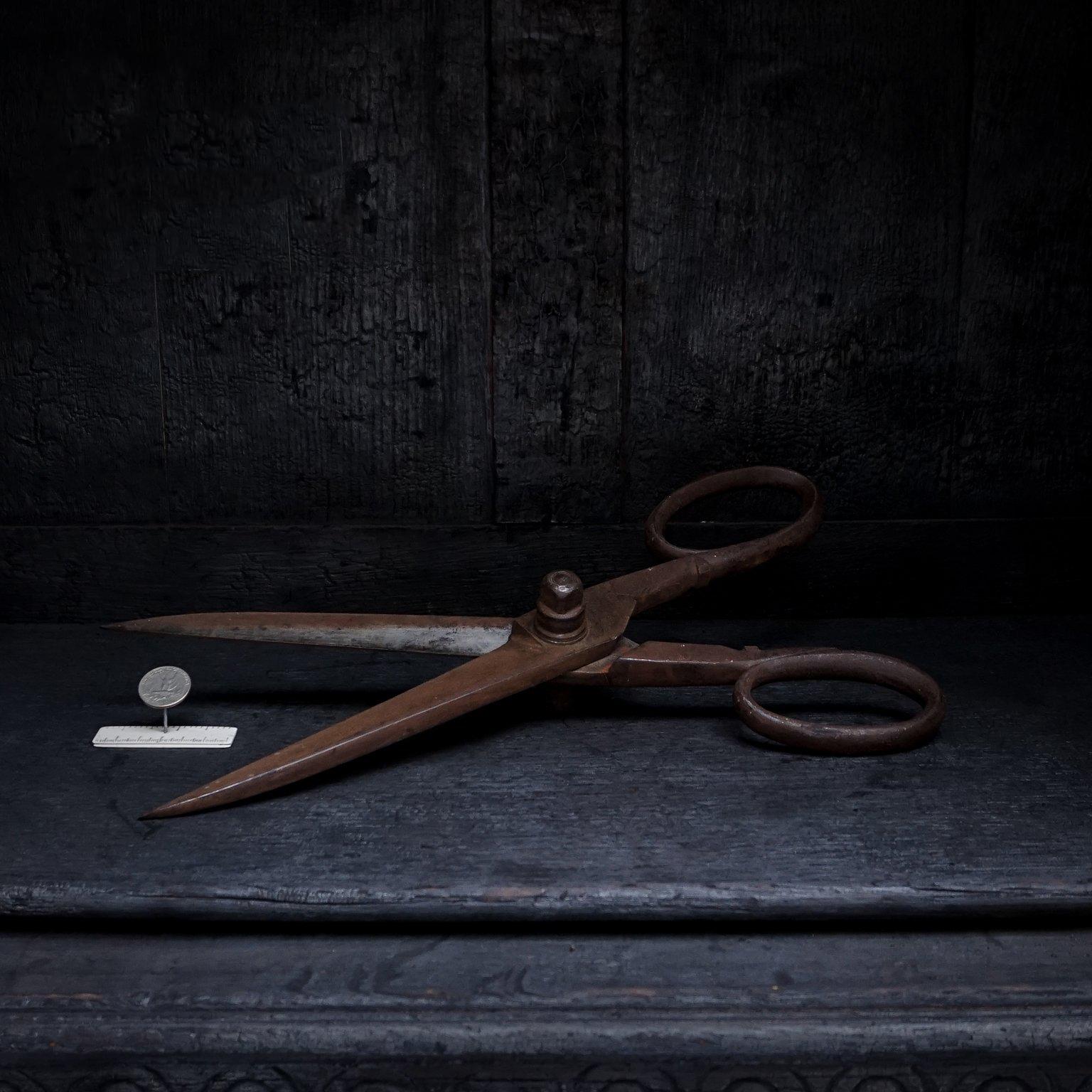 Large English 19th Century Victorian Drapers Scissors or Shears In Good Condition For Sale In Haarlem, NL