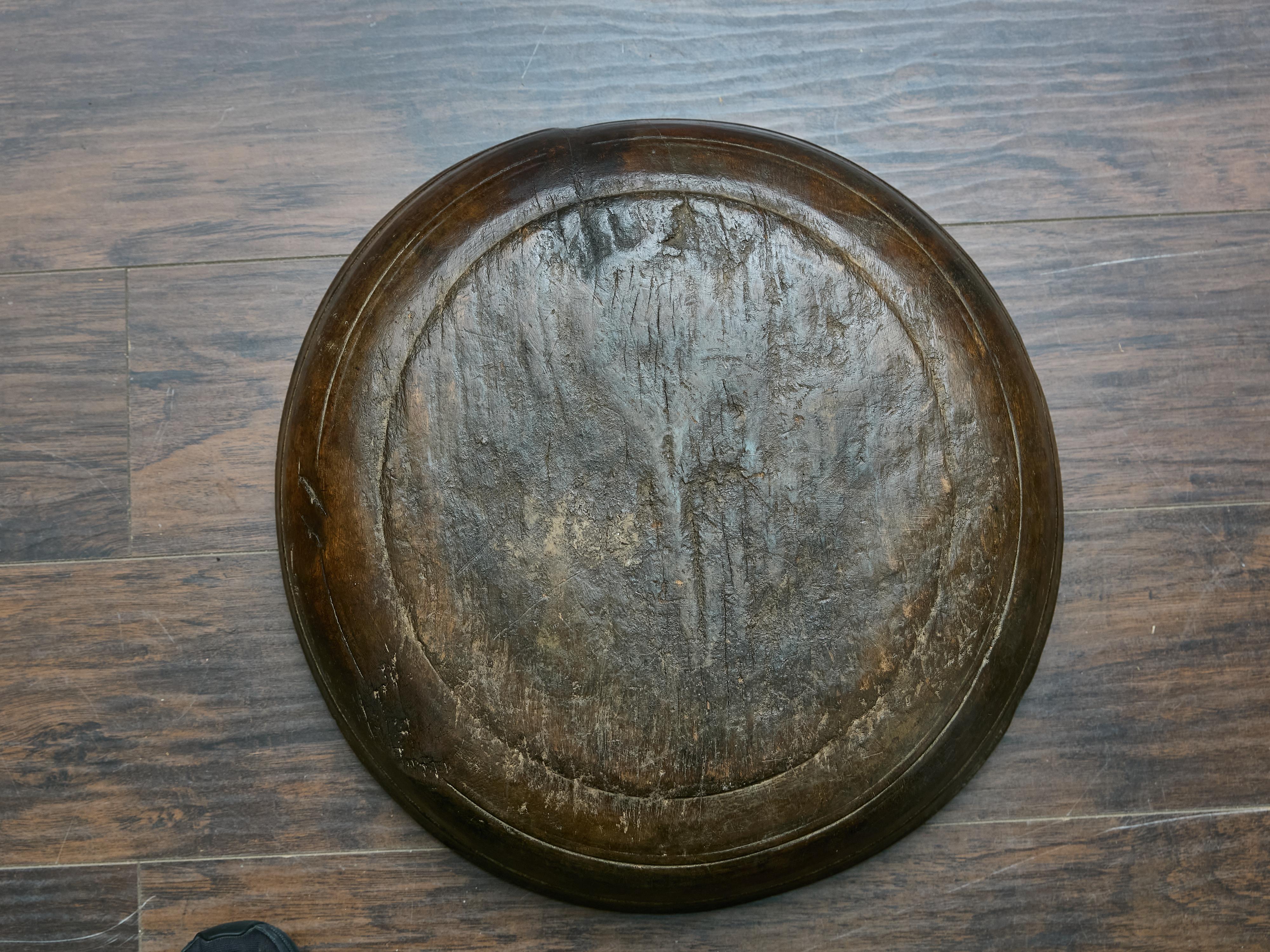 Large English 19th Century Walnut Bowl with Carved Lip For Sale 1