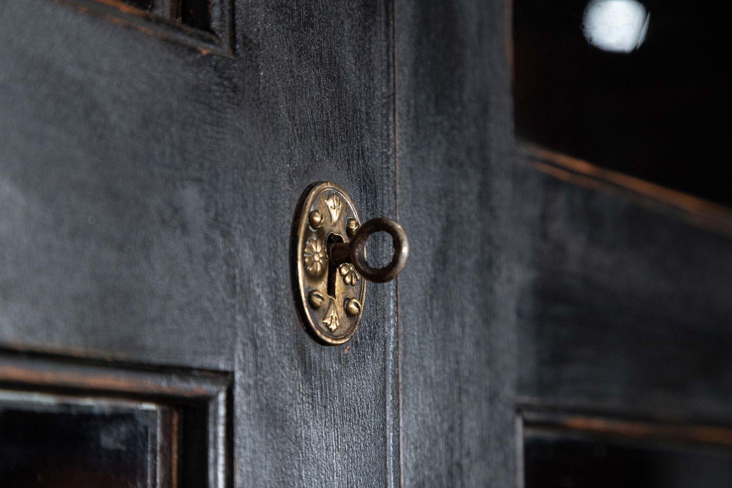 Grande libreria secretaire inglese del XIX secolo in mogano ebanizzato e smaltato in vendita 7