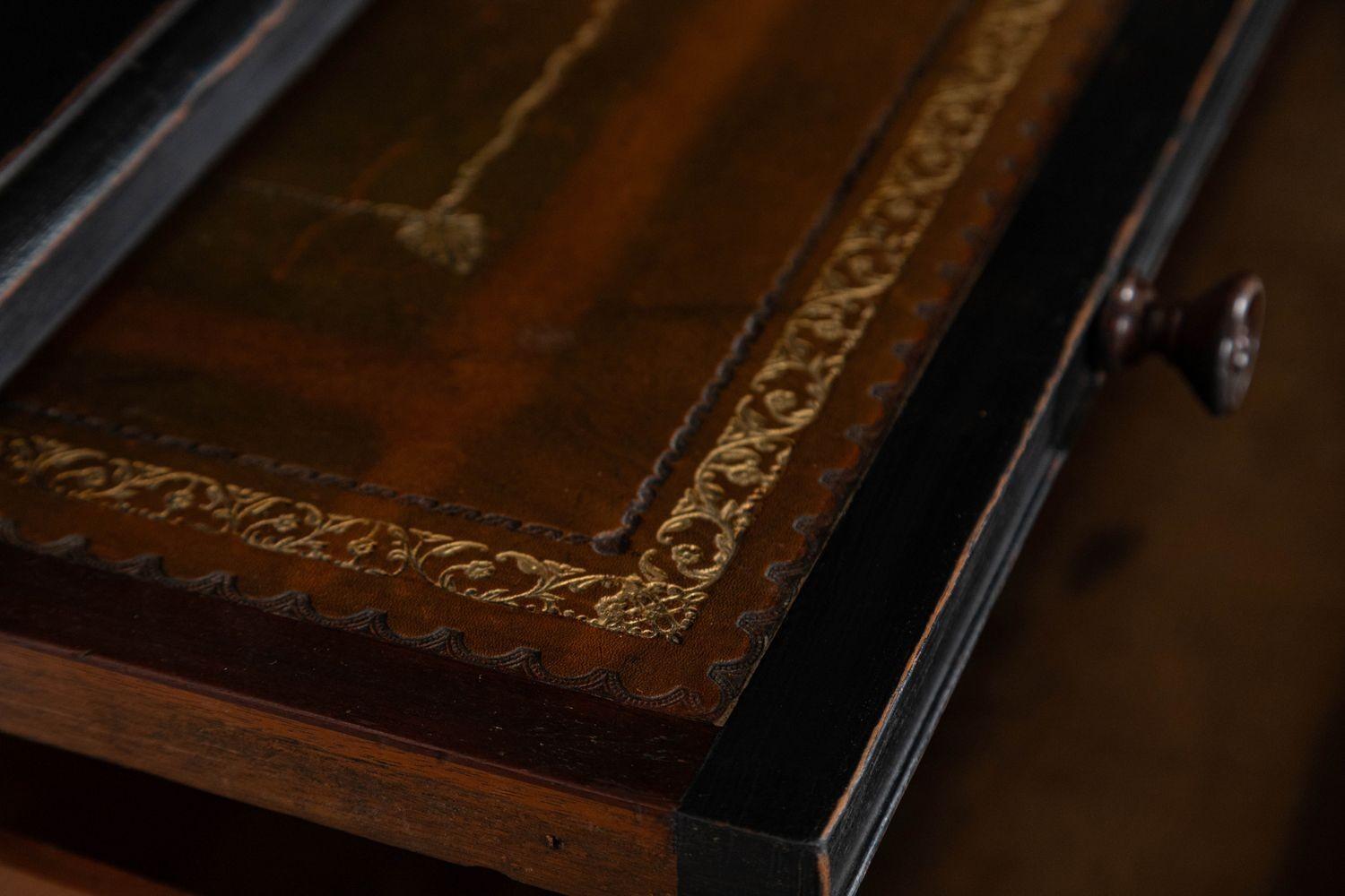 Grande libreria secretaire inglese del XIX secolo in mogano ebanizzato e smaltato in vendita 8