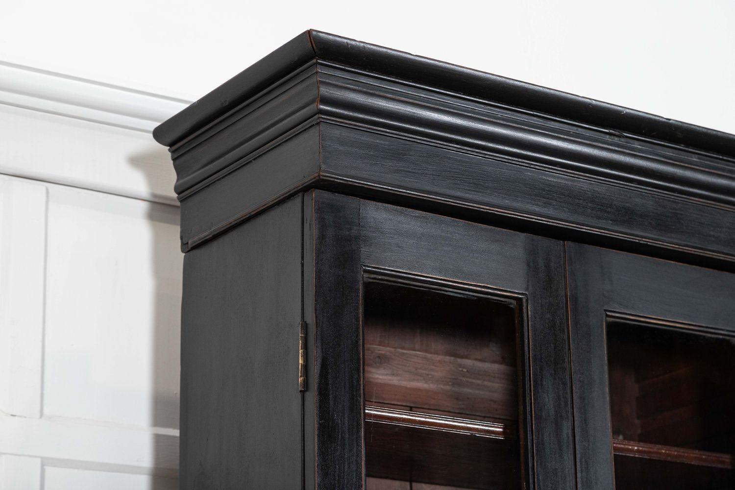 Grande libreria secretaire inglese del XIX secolo in mogano ebanizzato e smaltato in vendita 9
