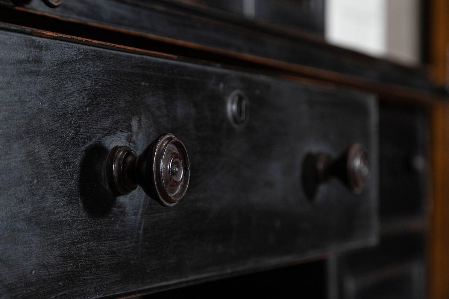 Grande libreria secretaire inglese del XIX secolo in mogano ebanizzato e smaltato in vendita 11