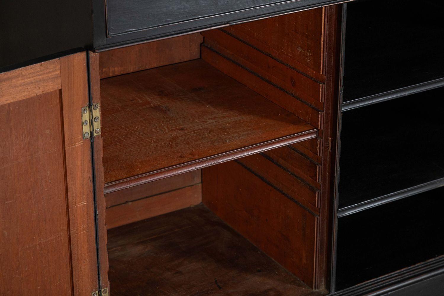 Grande libreria secretaire inglese del XIX secolo in mogano ebanizzato e smaltato in vendita 15