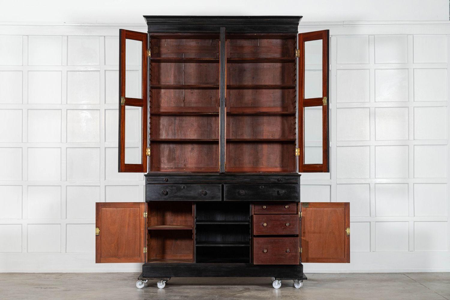 Circa 1870.
Grande libreria secretaire inglese del XIX secolo in mogano ebanizzato smaltato con 4 ante smaltate sopra una guida per scrivere in pelle a sezione centrale estraibile. Con 2 grandi cassetti a coda di rondine, ripiani regolabili del