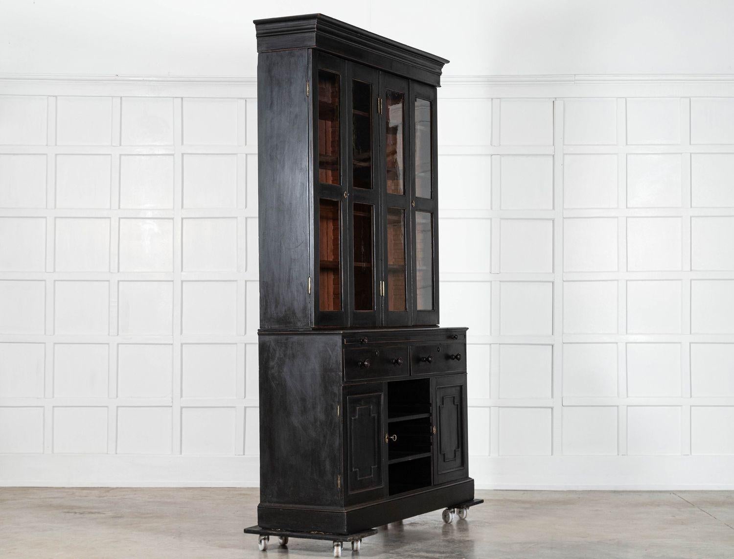 Grande libreria secretaire inglese del XIX secolo in mogano ebanizzato e smaltato In condizioni buone in vendita a Staffordshire, GB