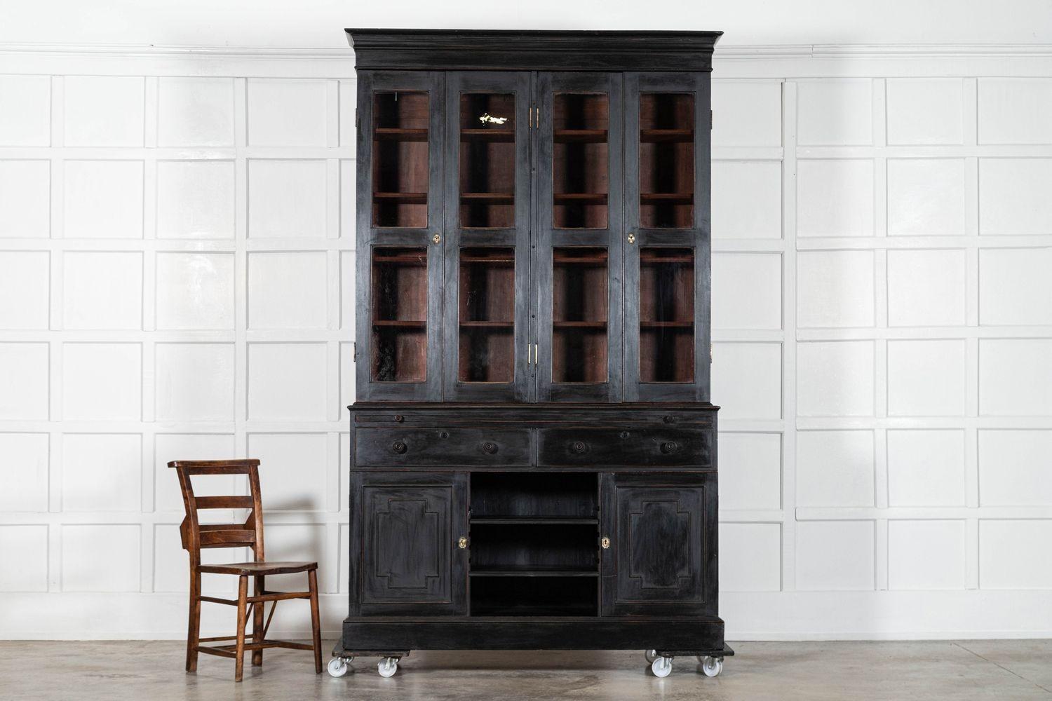 Mogano Grande libreria secretaire inglese del XIX secolo in mogano ebanizzato e smaltato in vendita