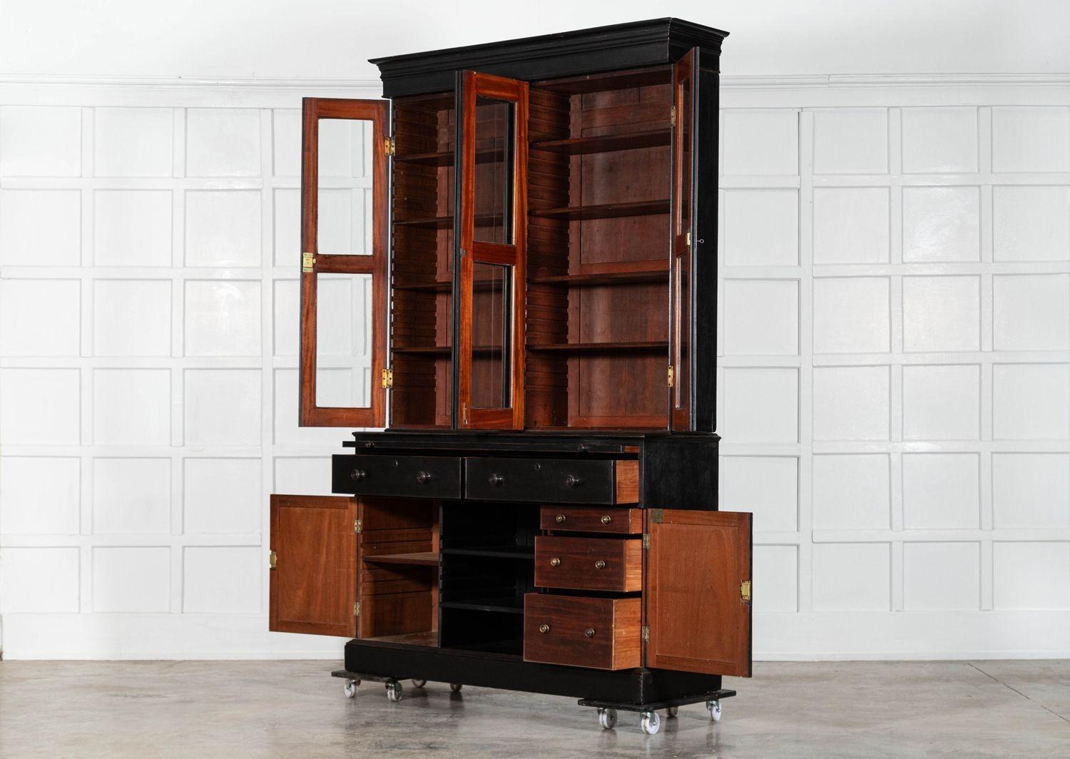 Grande libreria secretaire inglese del XIX secolo in mogano ebanizzato e smaltato in vendita 2