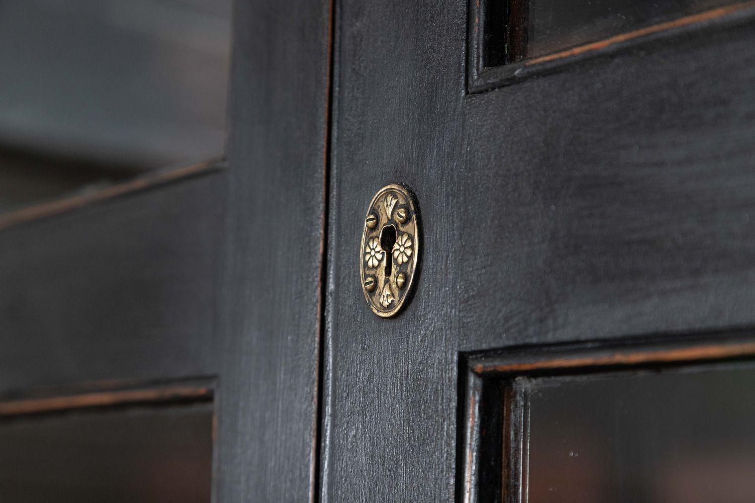 Grande libreria secretaire inglese del XIX secolo in mogano ebanizzato e smaltato in vendita 4