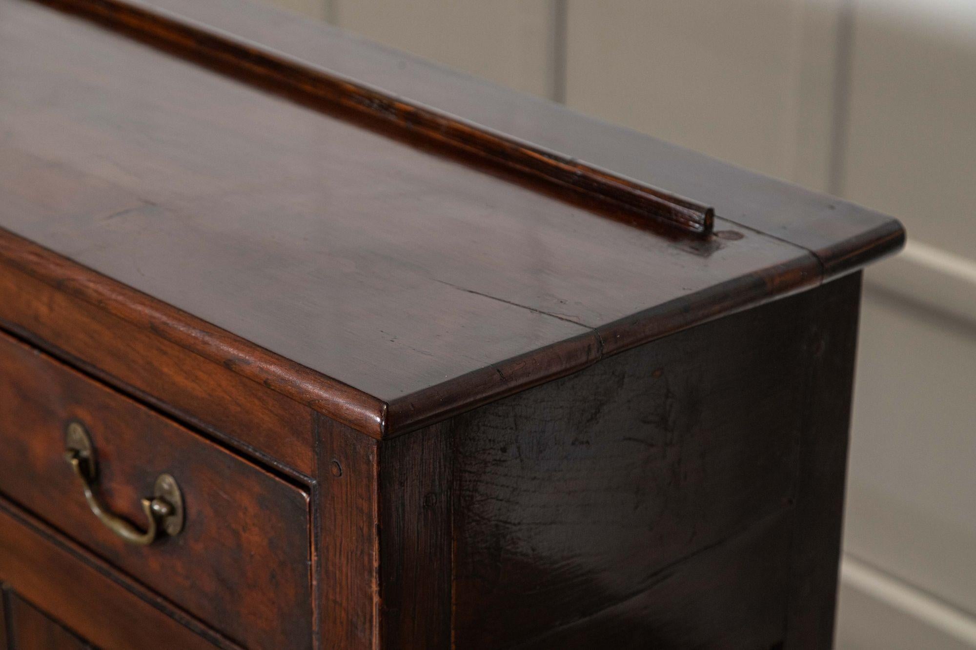 Grande base de commode en orme anglaise du 19ème siècle en vente 9