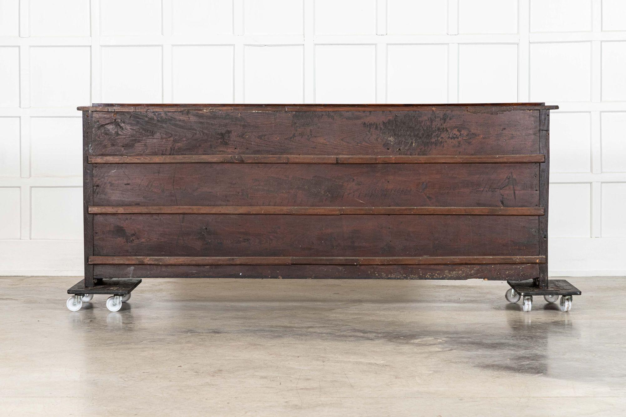 Grande base de commode en orme anglaise du 19ème siècle en vente 10