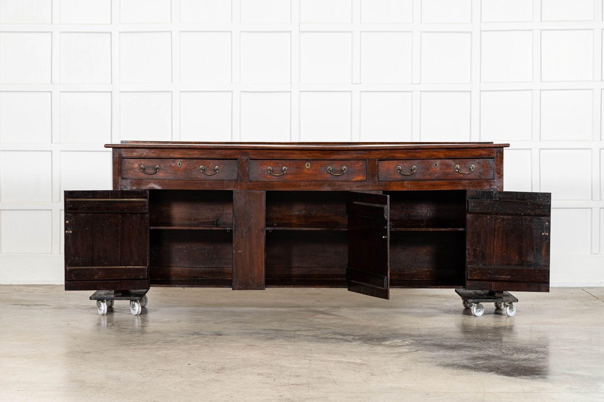 vers 1850
Grande base de commode en orme anglaise du 19ème siècle
sku 2078
W230.5 x D37 x H88 cm
Profondeur interne de l'étagère 32 cm
Poids 71Kg