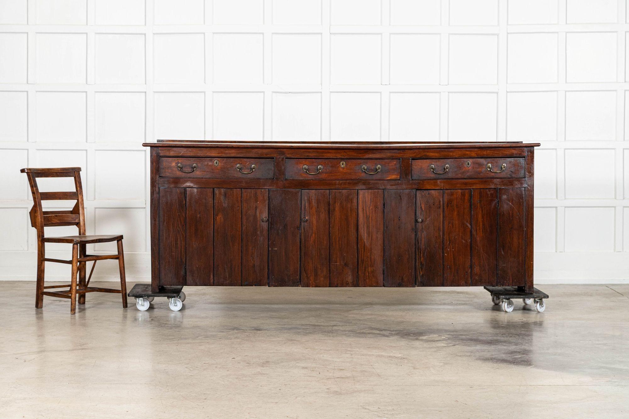 XIXe siècle Grande base de commode en orme anglaise du 19ème siècle en vente