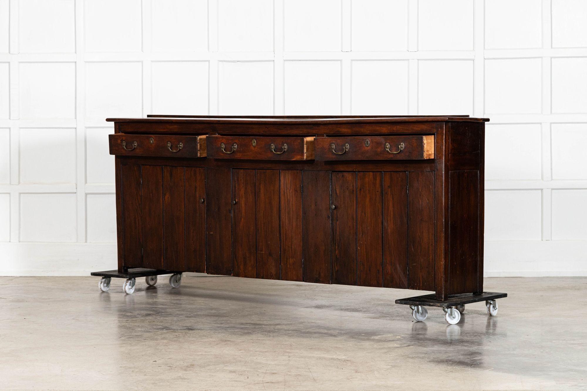 Orme Grande base de commode en orme anglaise du 19ème siècle en vente