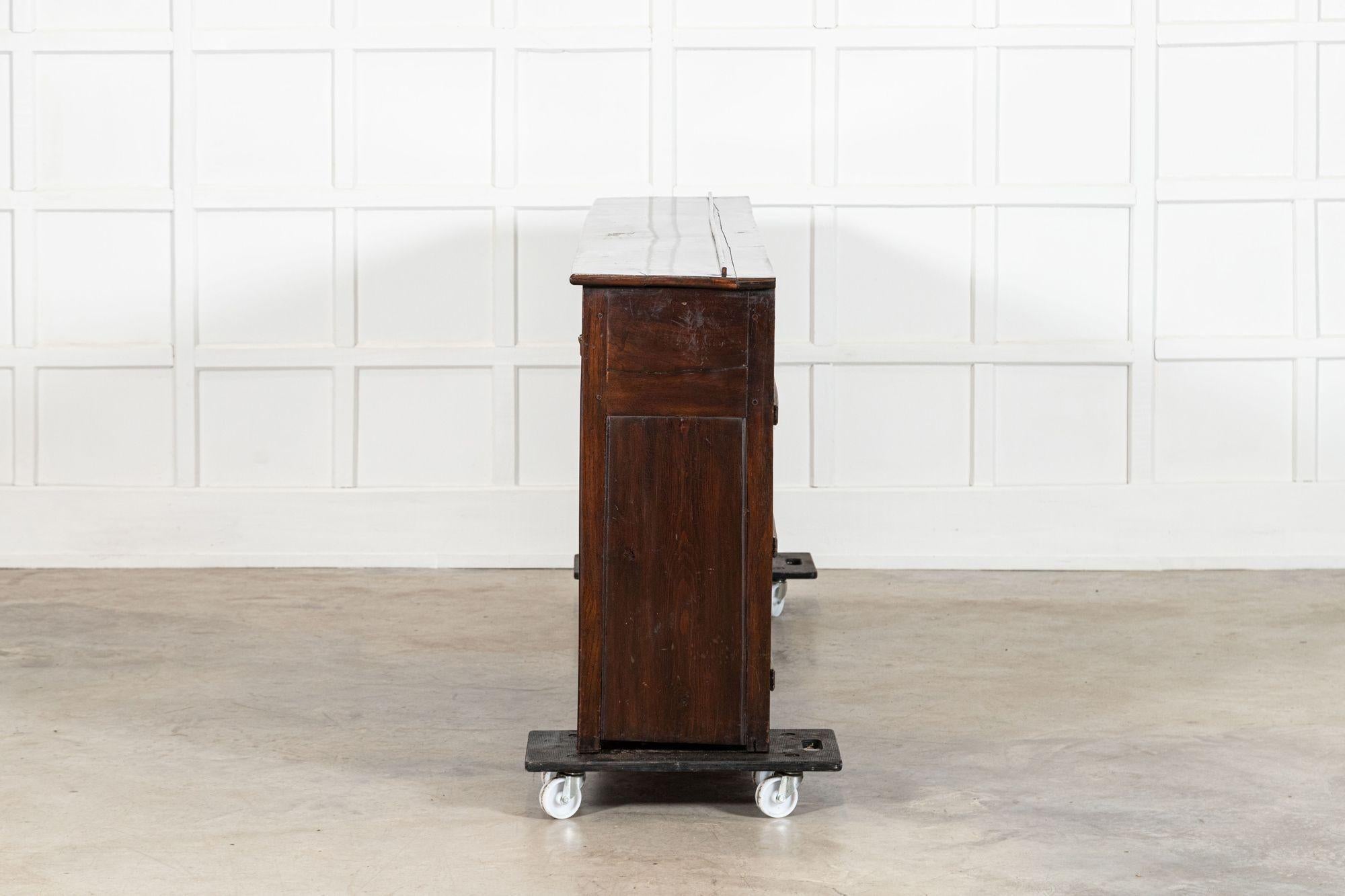 Grande base de commode en orme anglaise du 19ème siècle en vente 1