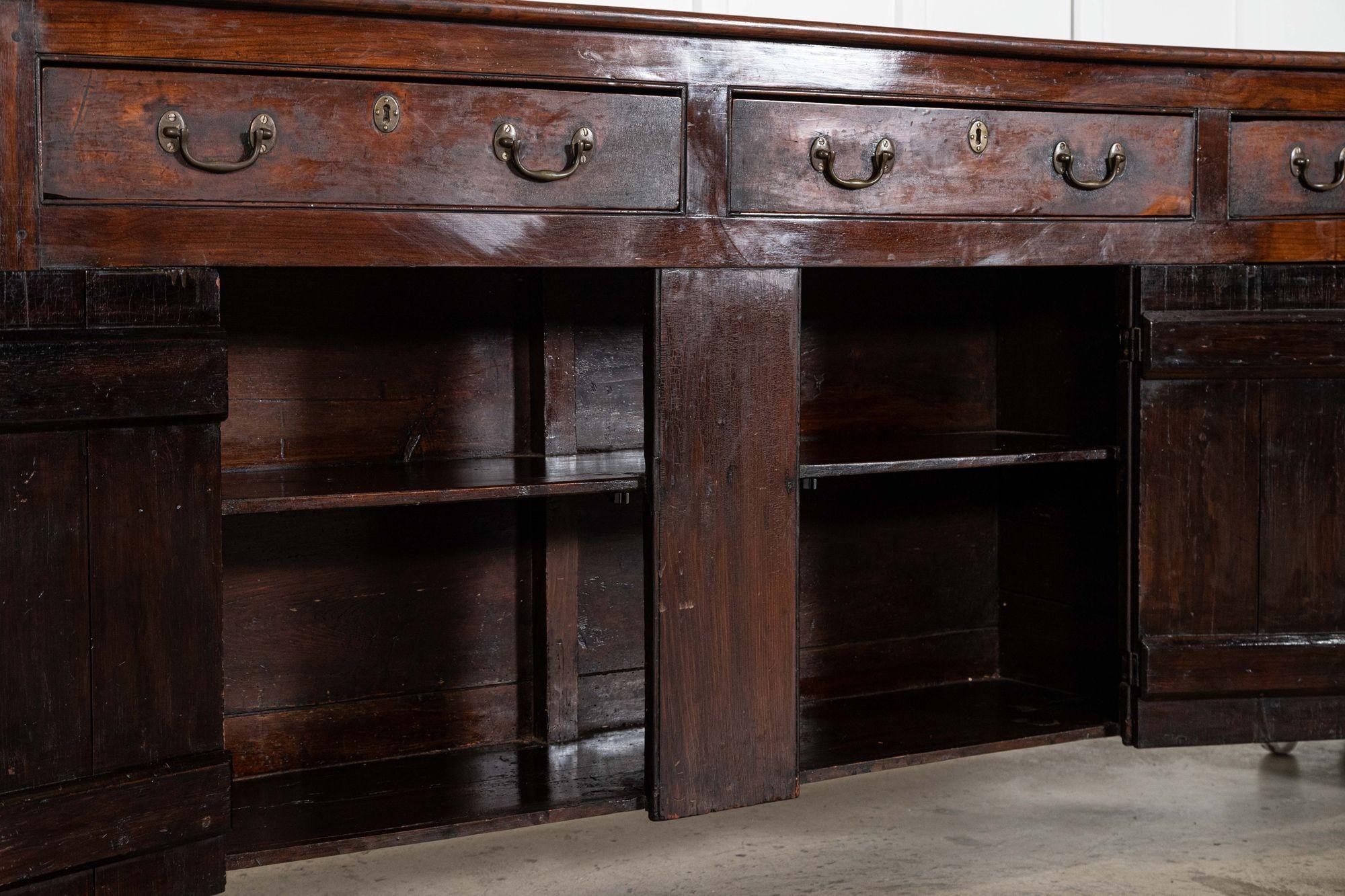 Grande base de commode en orme anglaise du 19ème siècle en vente 3