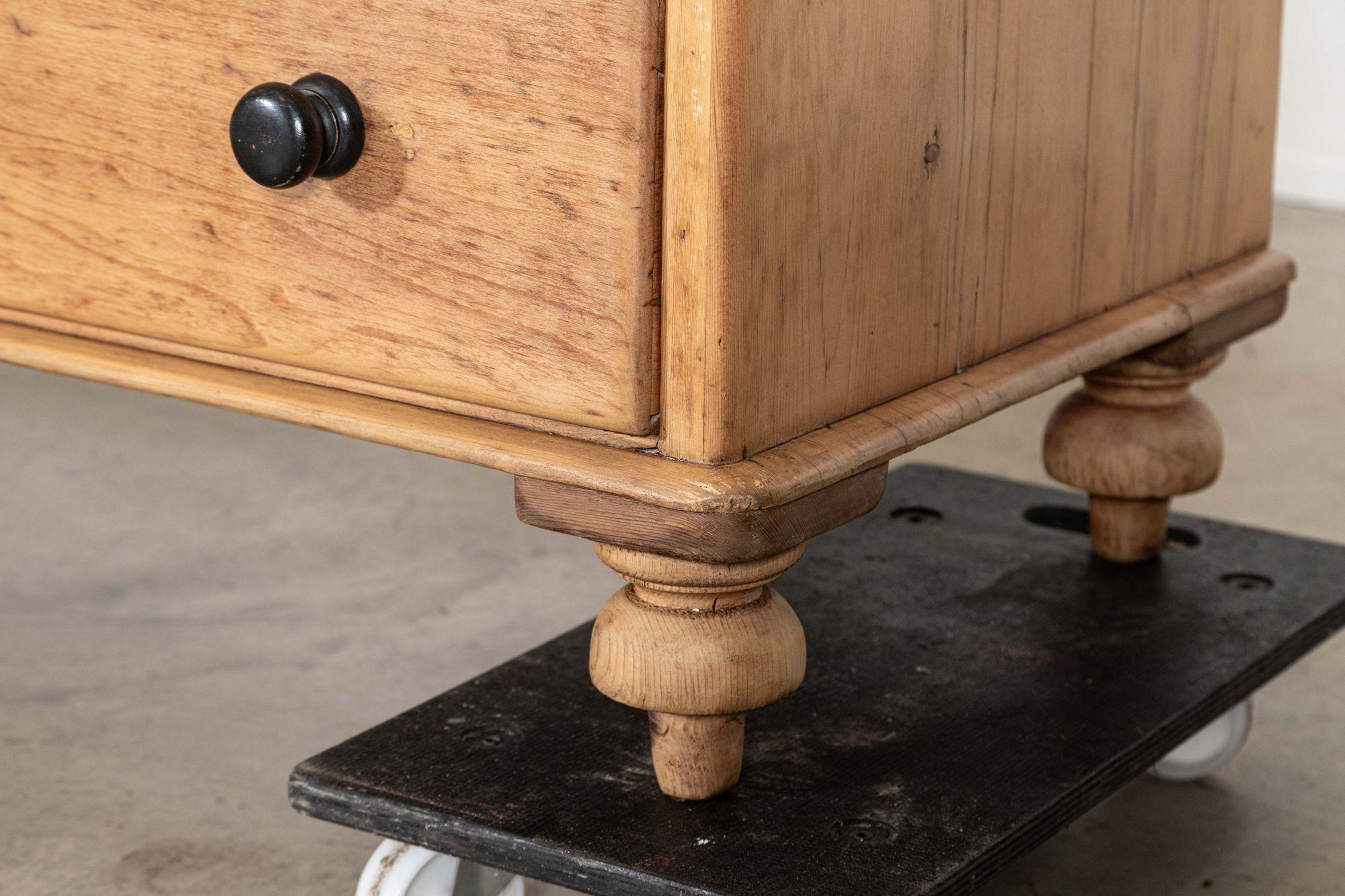 Grande cassettiera in pino inglese del XIX secolo in vendita 10