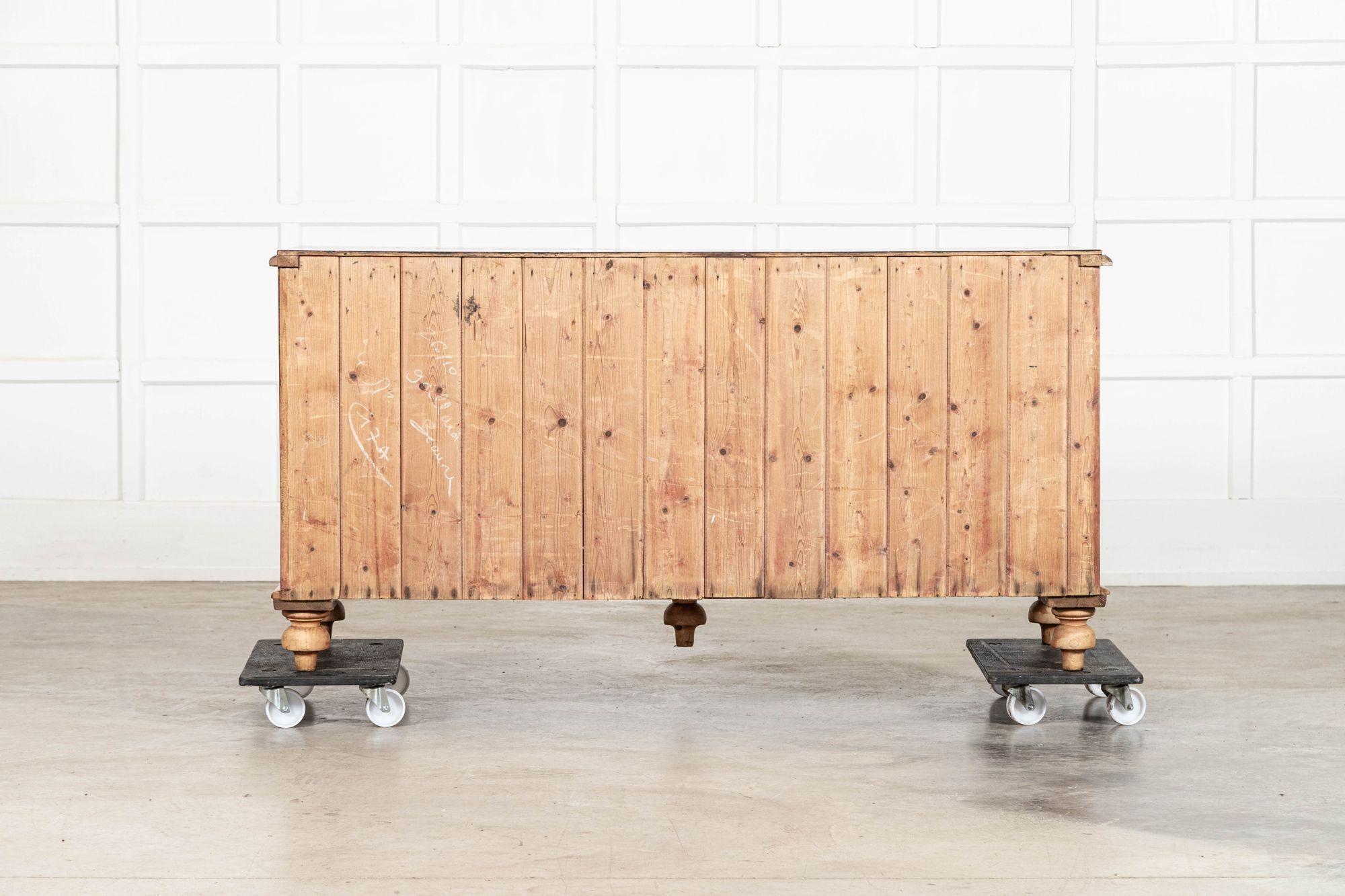 Grande cassettiera in pino inglese del XIX secolo in vendita 11