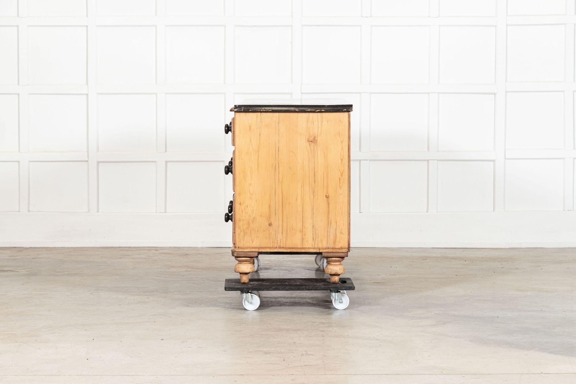 Grande cassettiera in pino inglese del XIX secolo in vendita 3