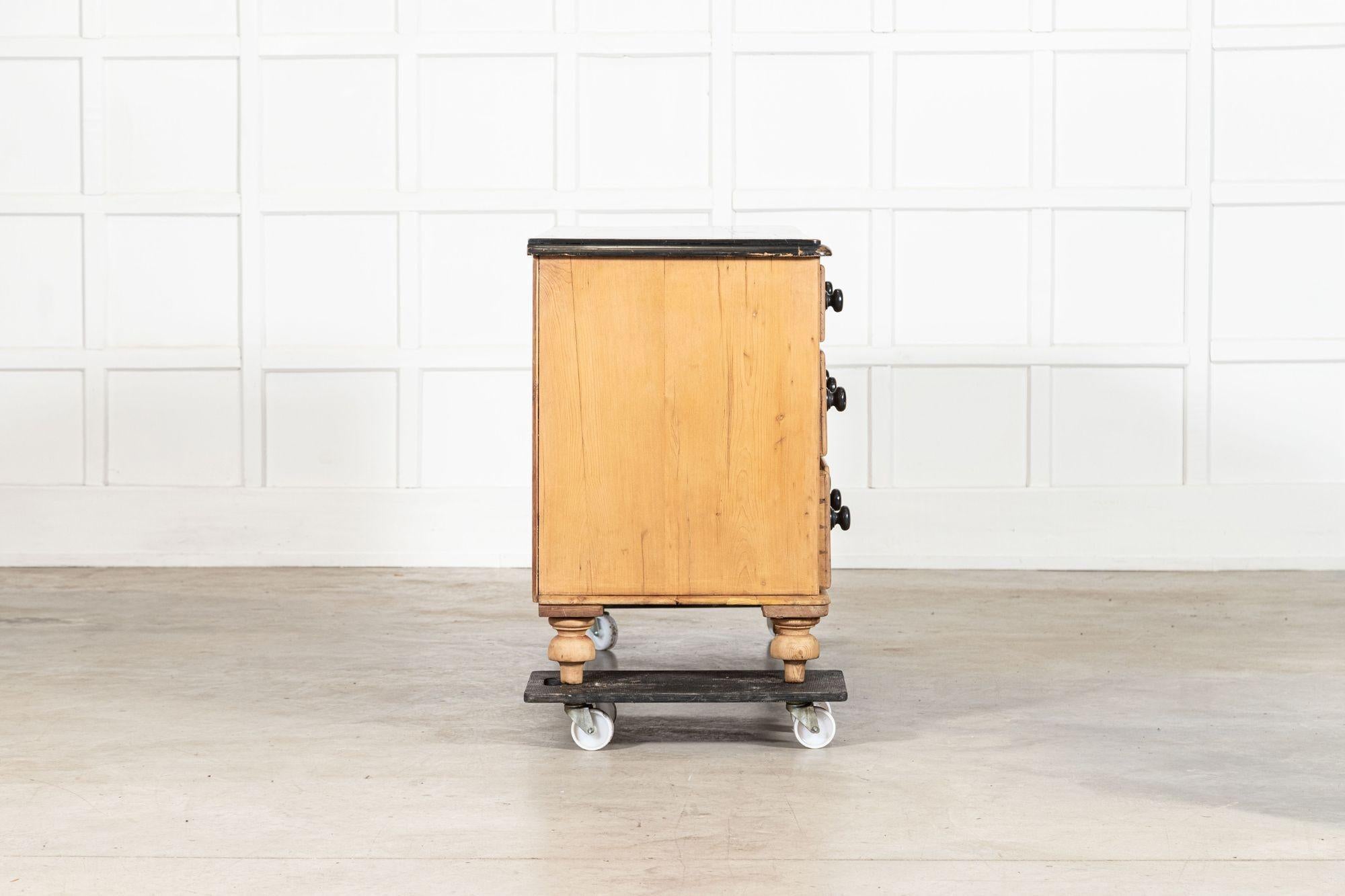 Grande cassettiera in pino inglese del XIX secolo in vendita 4