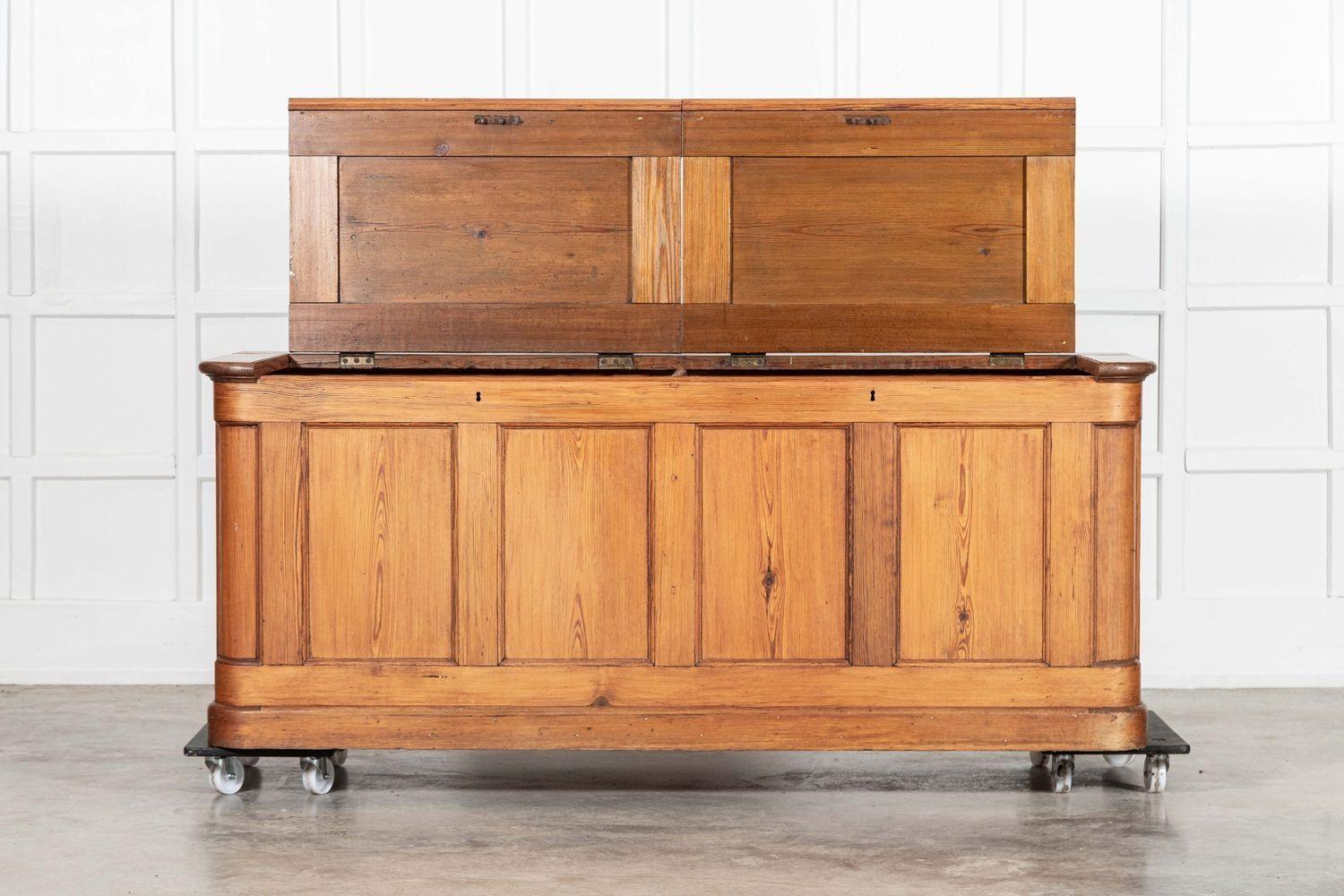 circa 1890
Grande cassapanca inglese del XIX secolo in pino per la conservazione del grano / bancone
sku 1960
W190 x D67 x H76 cm
Peso 87 kg