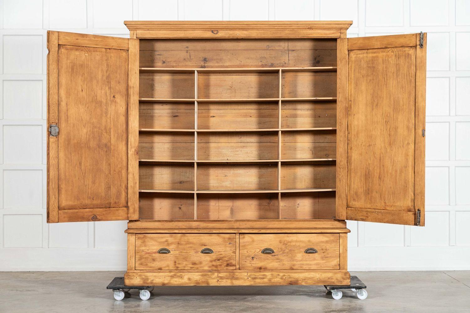 hacia 1870
Gran armario inglés de pino del siglo XIX para el servicio doméstico
sku 2046
Juntos A168 x P46 x Alt193 cm
Base Ancho 164 x Fondo 46 x Alto 40 cm
Encimera A168 x P35 x Alt153 cm
Profundidad del estante interior superior 26.5 cm
Peso 99 kg
