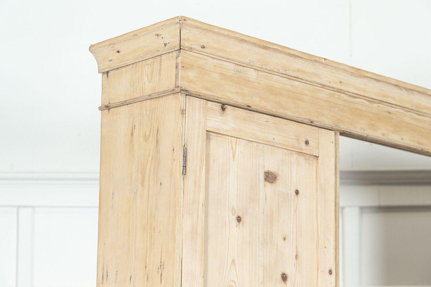 Grande commode à dossier ouvert en pin du 19e siècle en vente 7