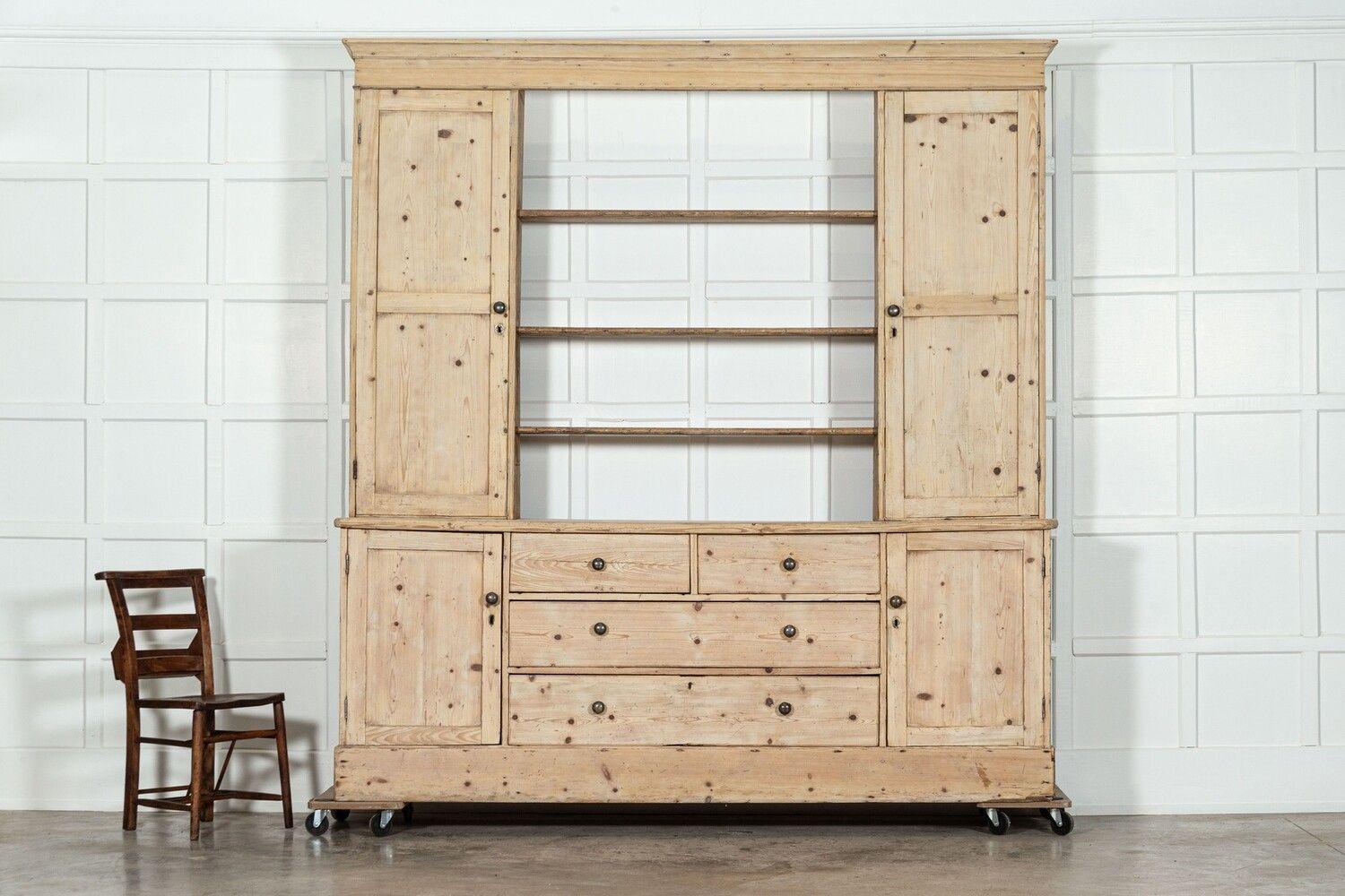 XIXe siècle Grande commode à dossier ouvert en pin du 19e siècle en vente