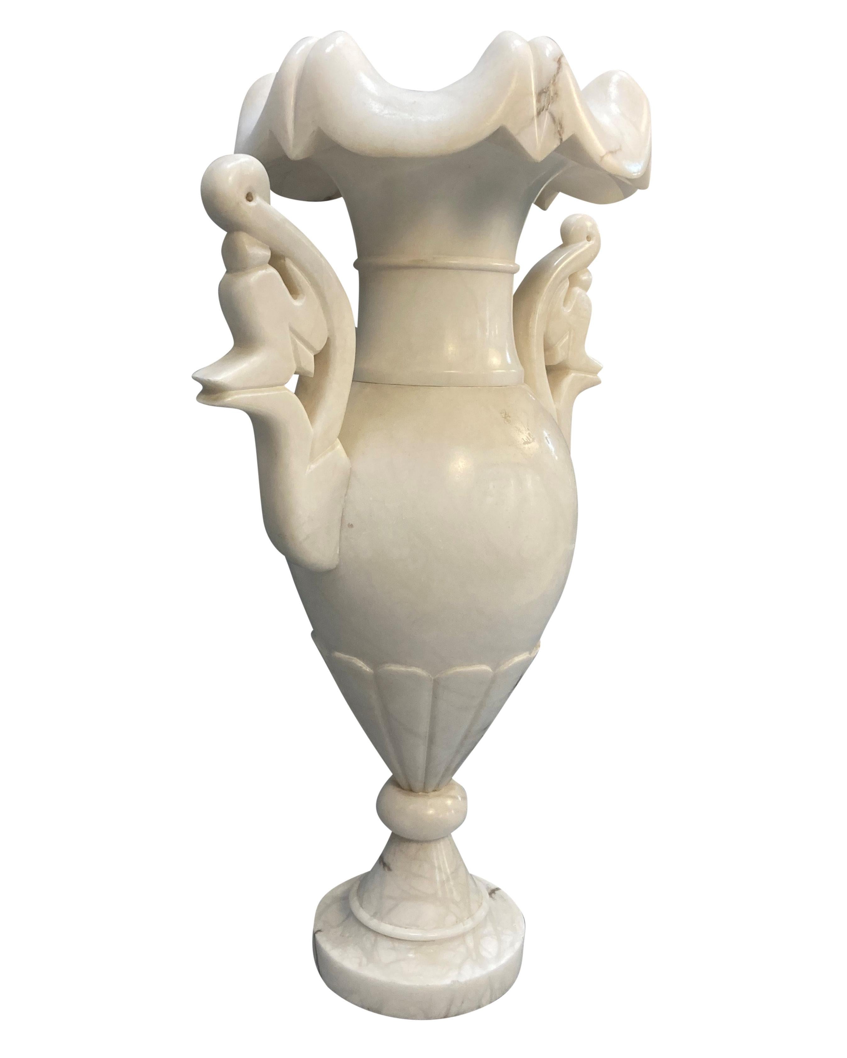 Un grande vaso inglese a forma di anfora, splendidamente intagliato, in alabastro.