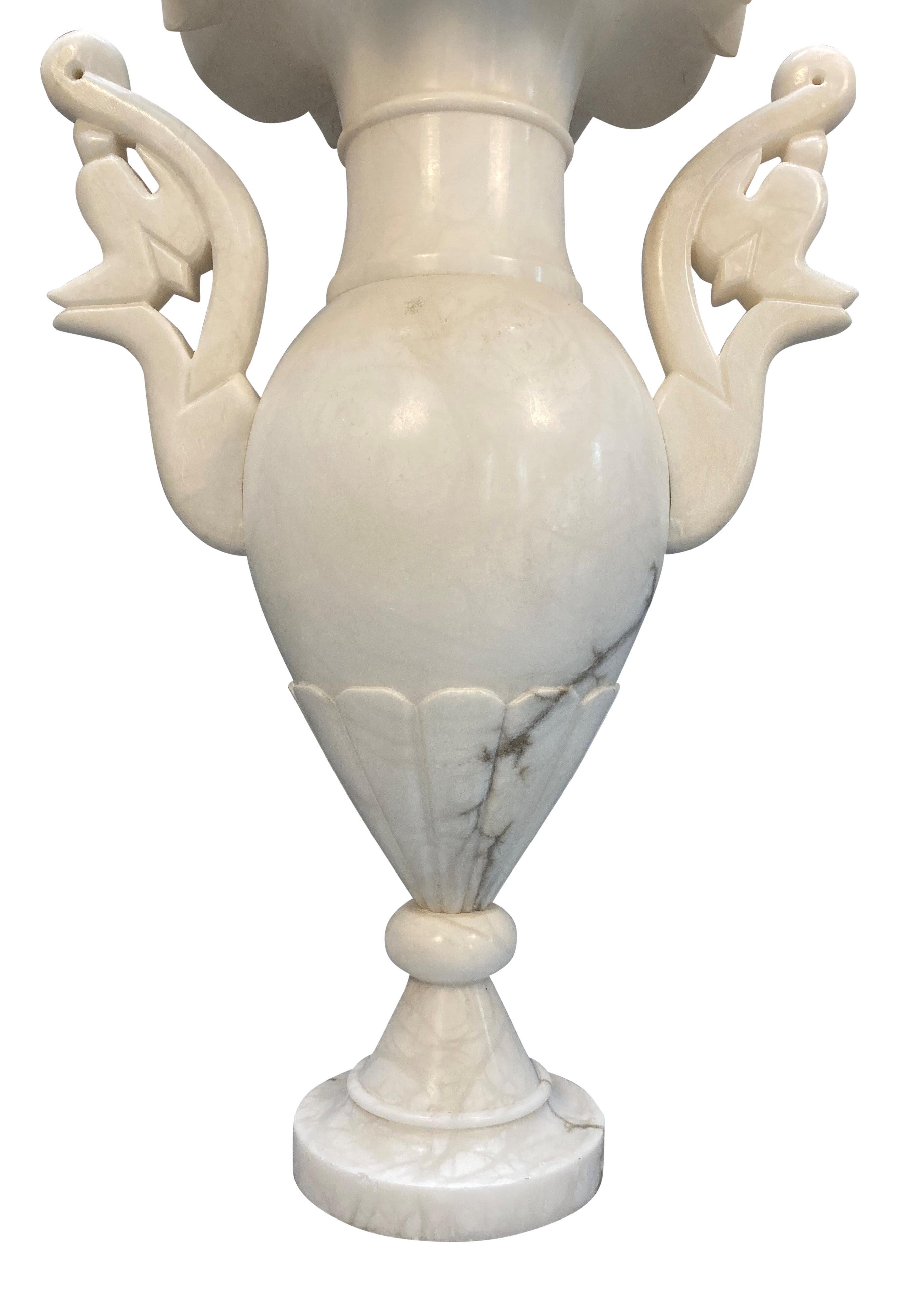 Mid-Century moderno Grande vaso inglese a forma di Amphora in alabastro in vendita