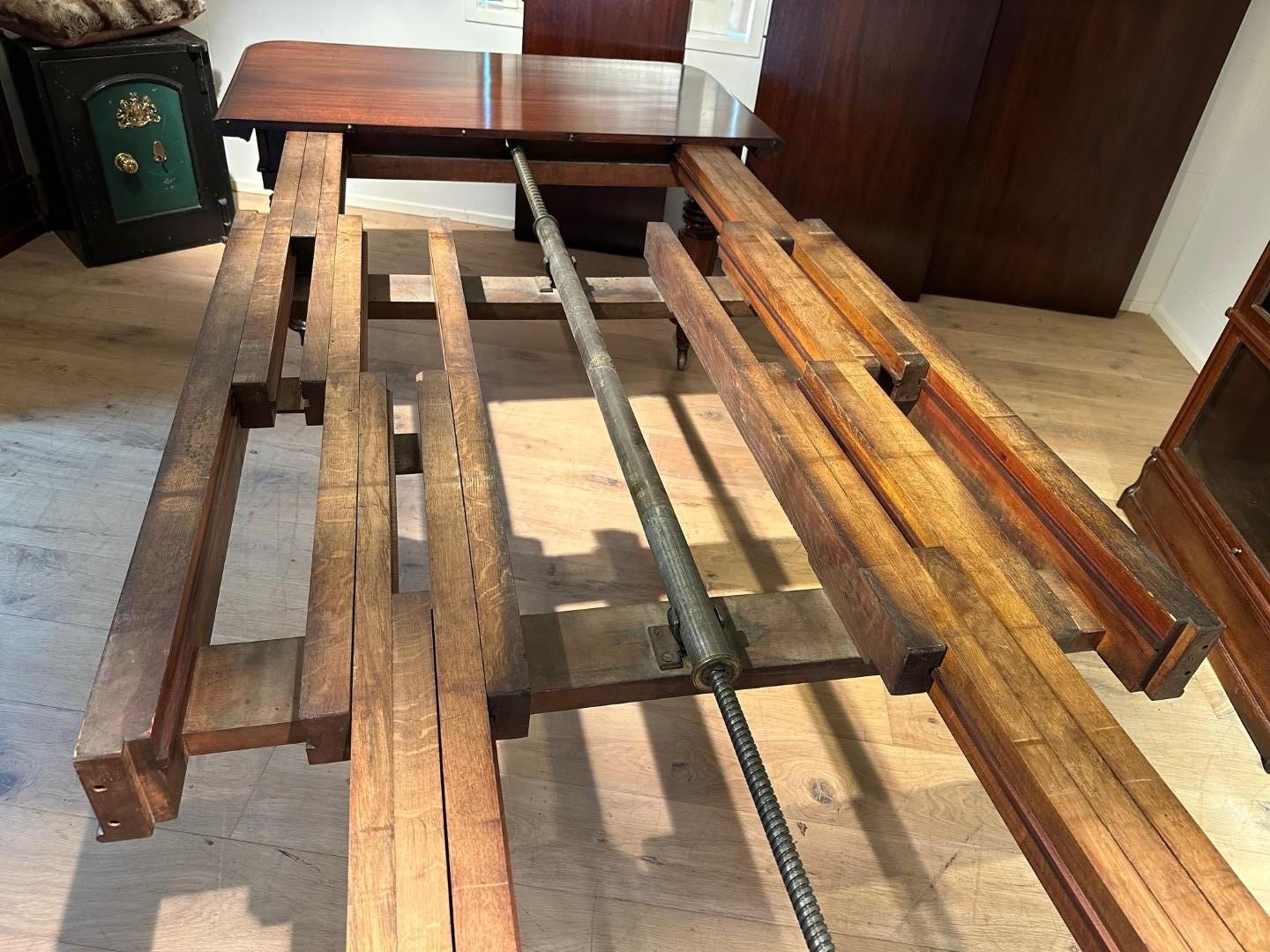 Grande table de salle à manger anglaise ancienne en vente 4