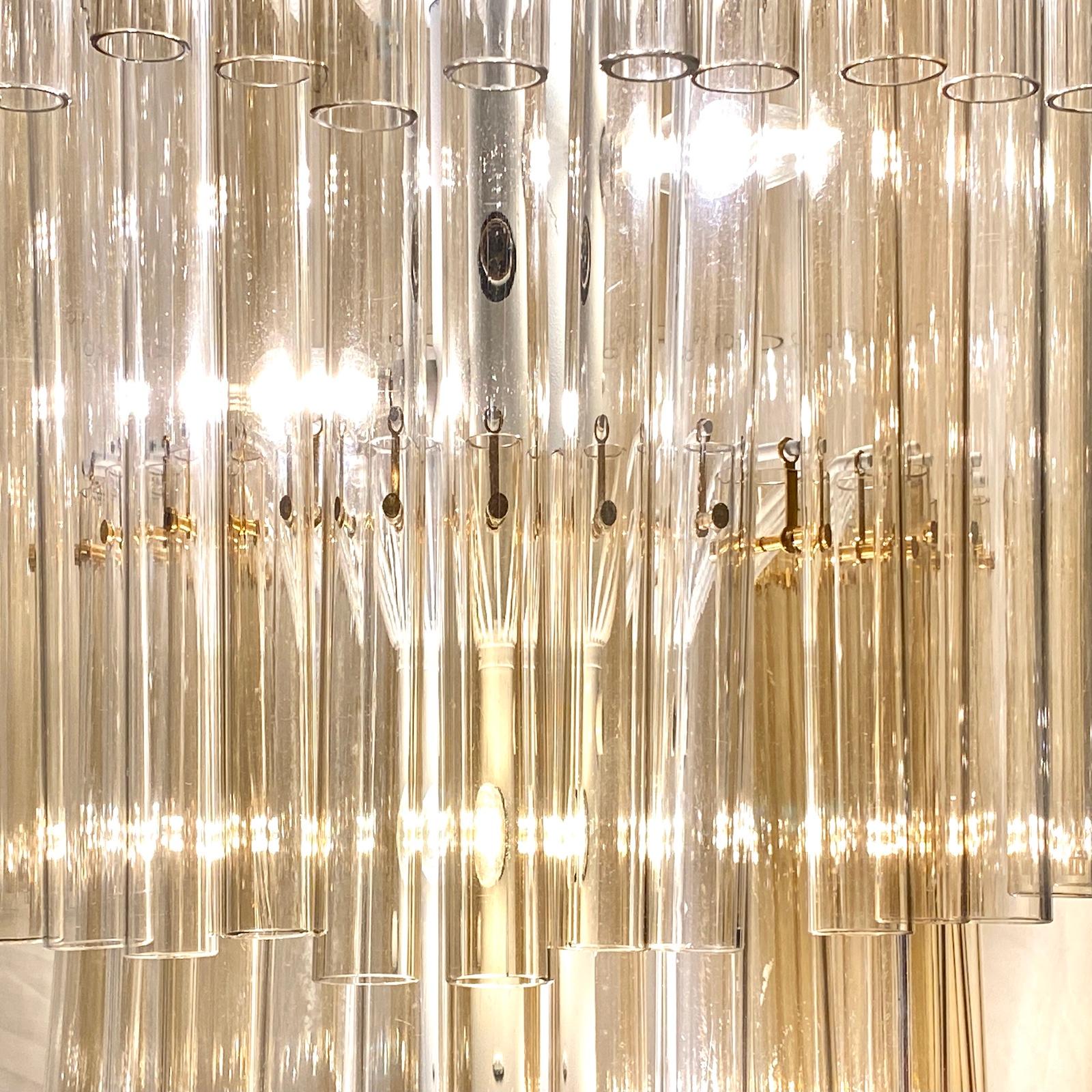 Un lustre anglais de style Art Déco datant des années 1950, avec des tiges en verre soufflé transparent et 15 lampes intérieures.

Mesures :
Hauteur minimale : 41