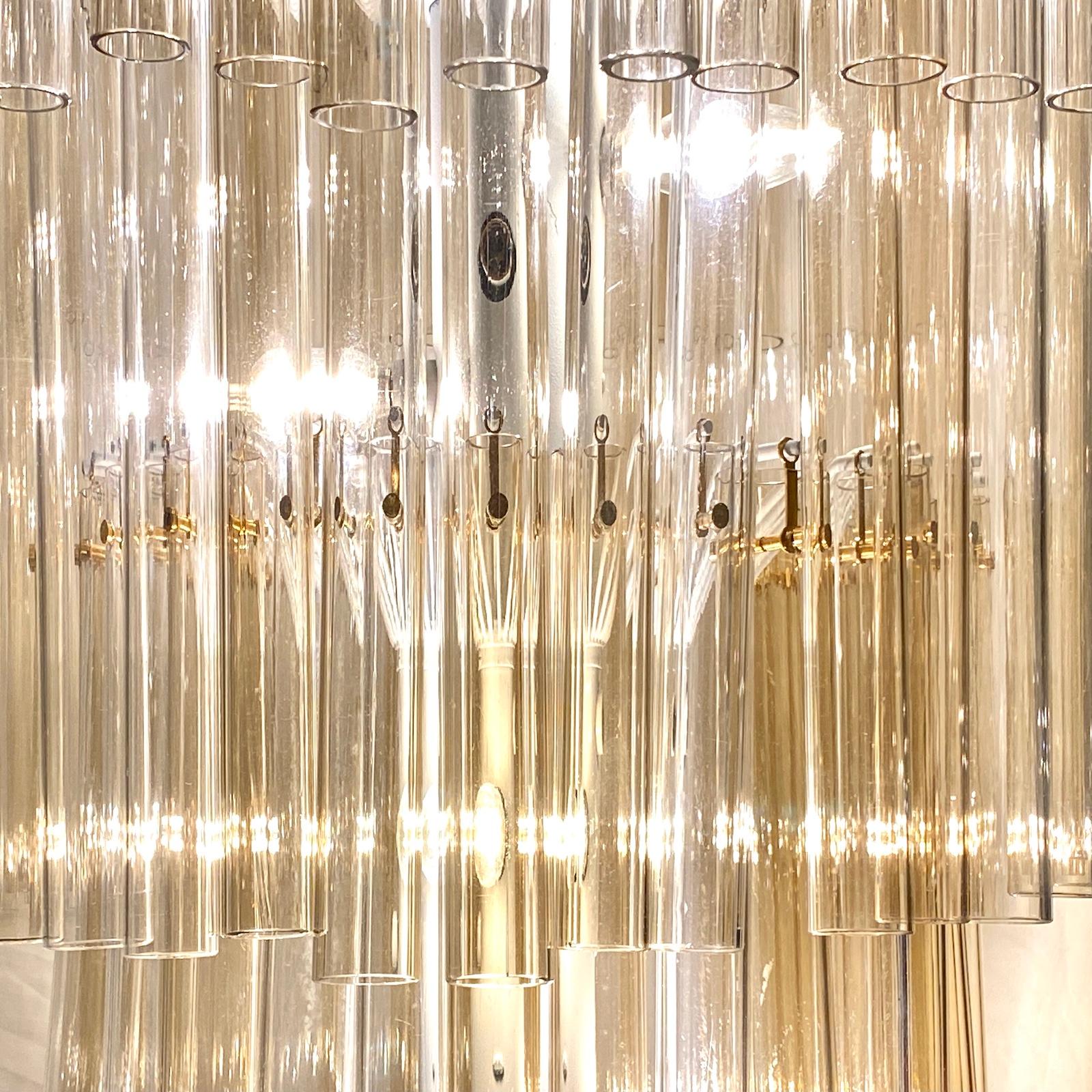 Lampadario a bacchette in stile Art Déco inglese degli anni '50 circa, di colore ambra e vetro soffiato trasparente, con 15 luci interne.

Misure:
Altezza minima: 41