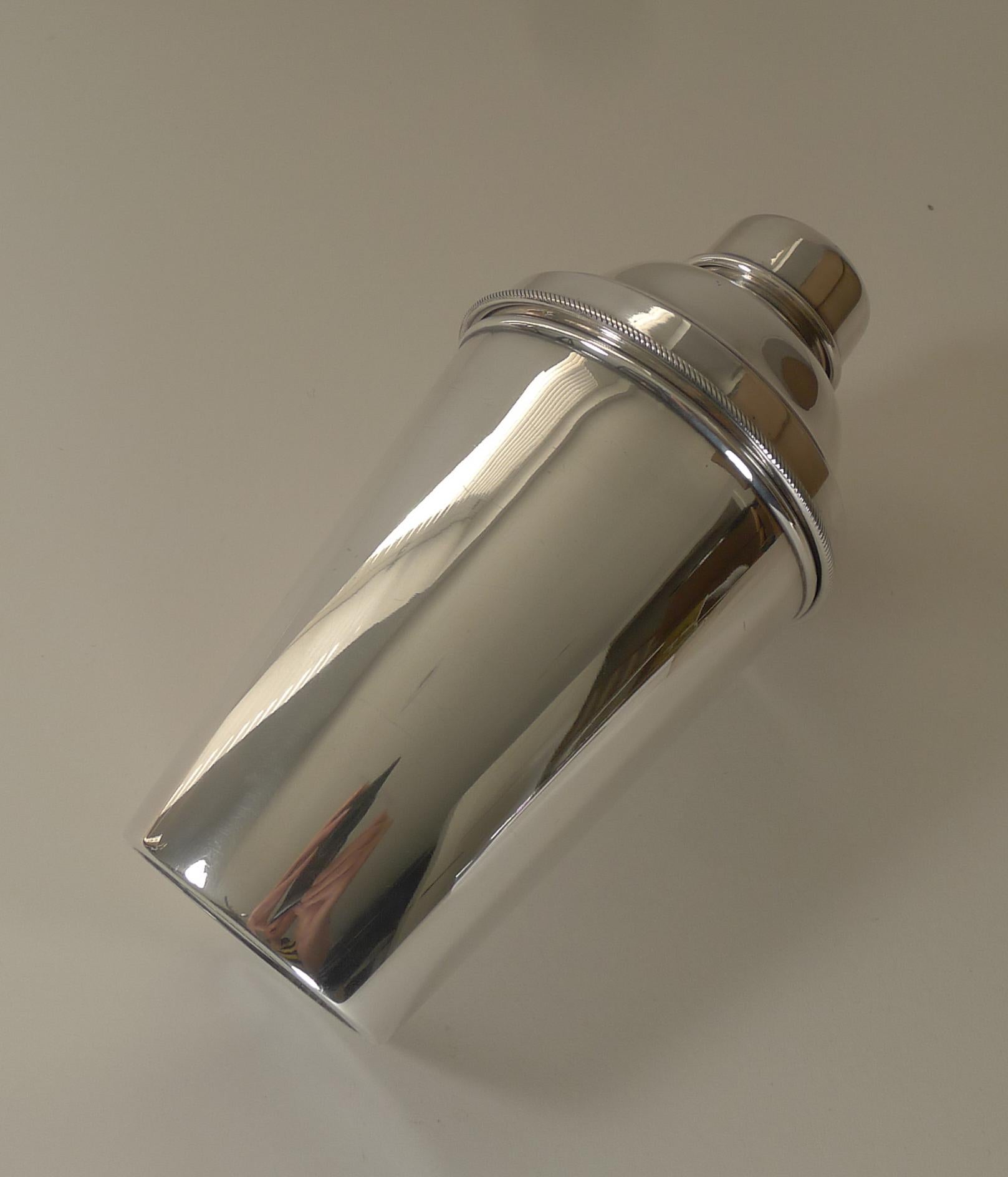 Large English Art Deco Silver Plated Cocktail Shaker by James Dixon & Sons In Good Condition In Bath, GB