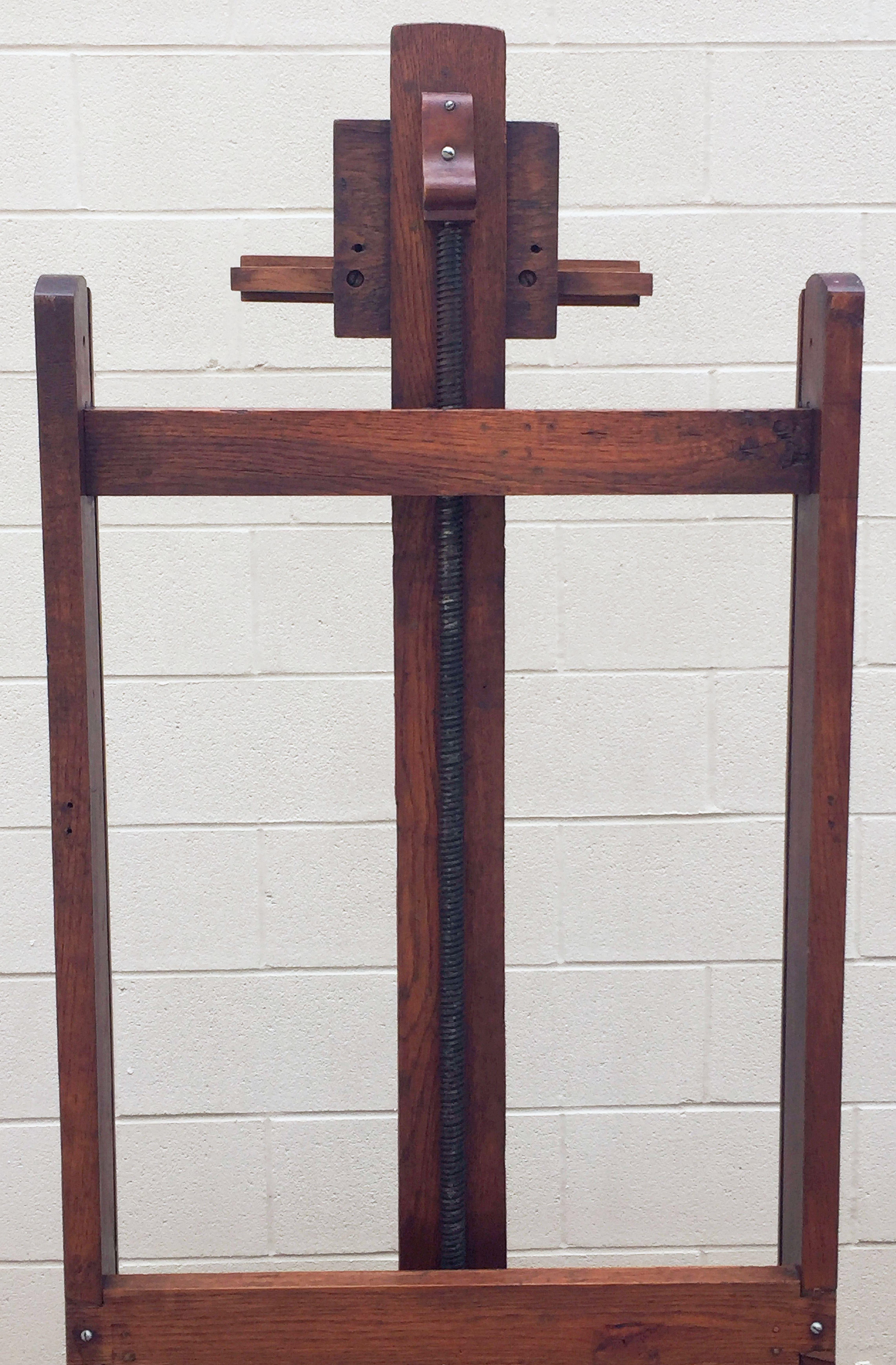 Large English Artist's Display or Floor Easel with Adjustable Tray and Crank In Excellent Condition In Austin, TX