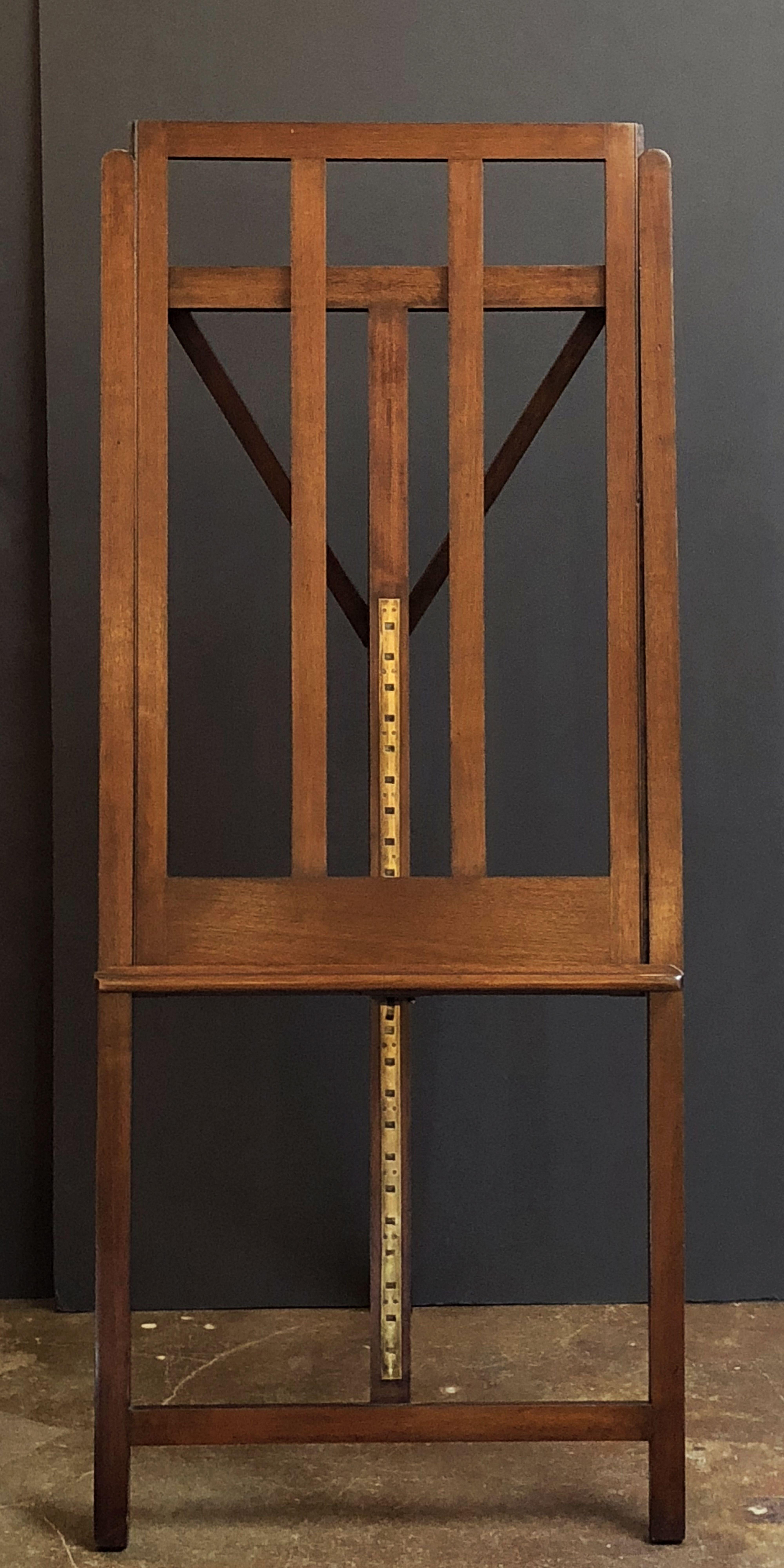 A handsome large English artist's gallery display or studio easel from the early 20th century, featuring a sliding brass and mahogany mechanism to adjust the tray height. Tray can support large-sized canvases or a flat-screen
