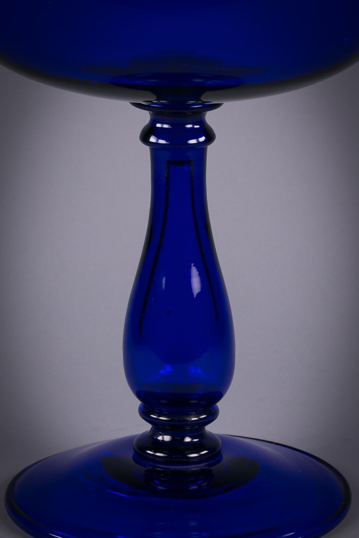 Grande centrotavola inglese in vetro blu, 1820 circa.