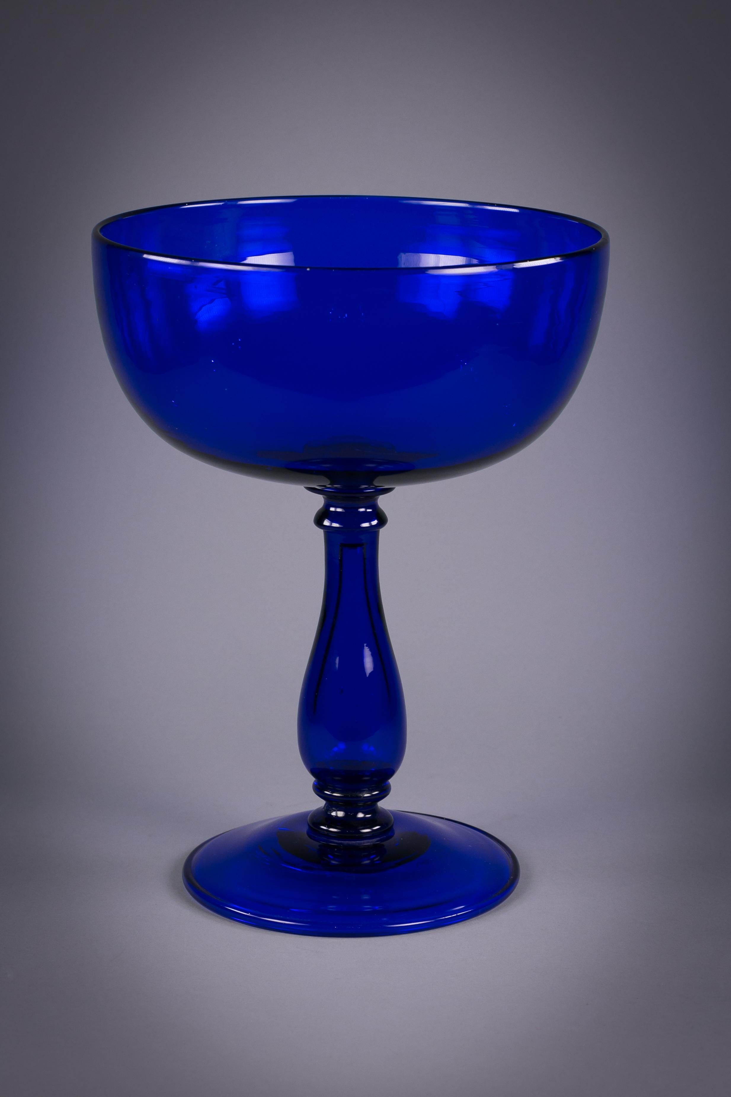 Grand centre de table en verre bleu anglais, datant d'environ 1820 Excellent état - En vente à New York, NY