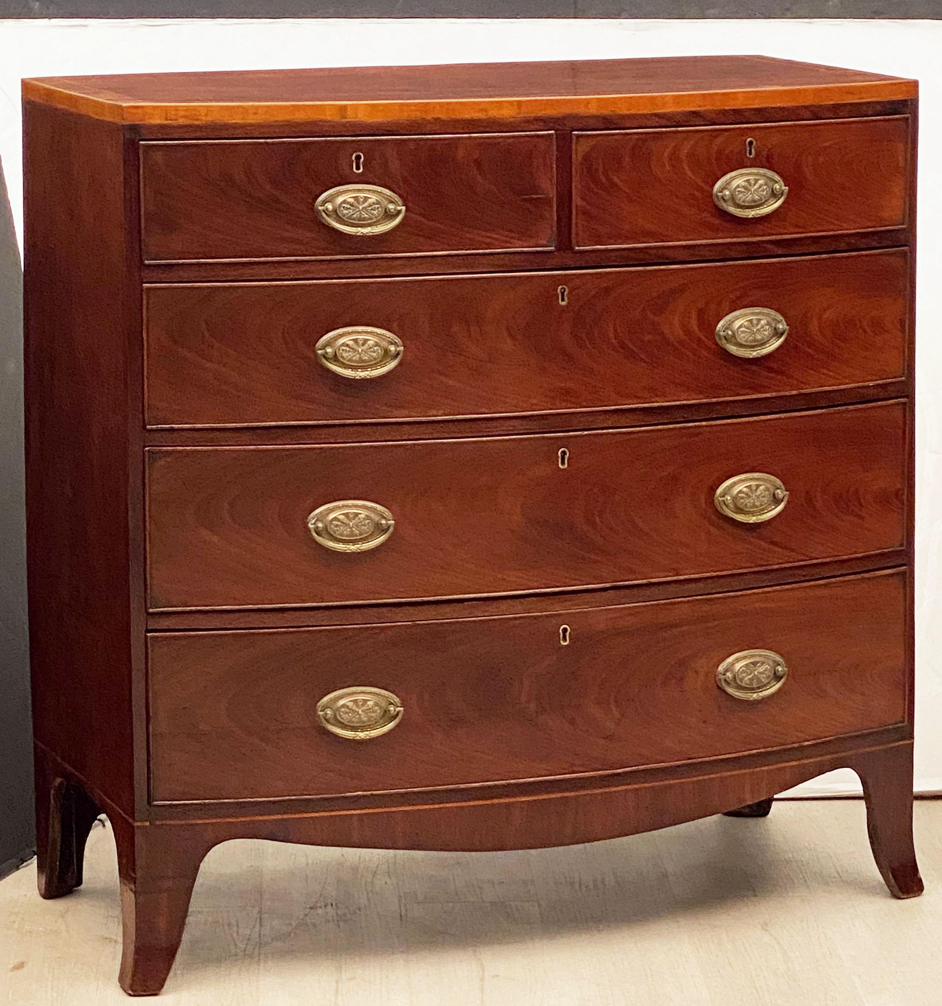 A fine large English bow-front chest of drawers of mahogany from the 19th c., featuring a bowed top with a decorative inlay around the circumference, over a frieze of two small beaded drawers and three beaded long drawers, the drawers showing fine