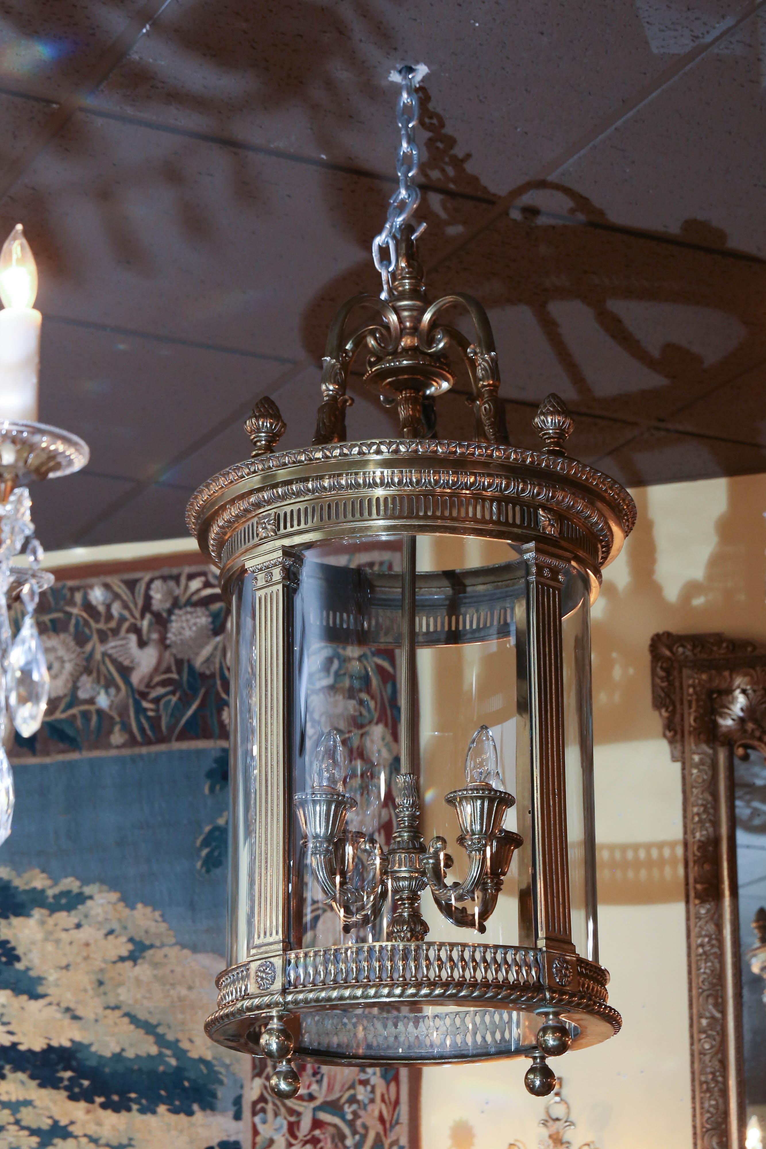 Large and heavy fine quality circular chandelier. Very fine detail with acorn
finials at the top and at the bottom centre. Circular glass panels of four
comprise this lovely piece. Gadrooned edges decorate this piece at the top
and the bottom.