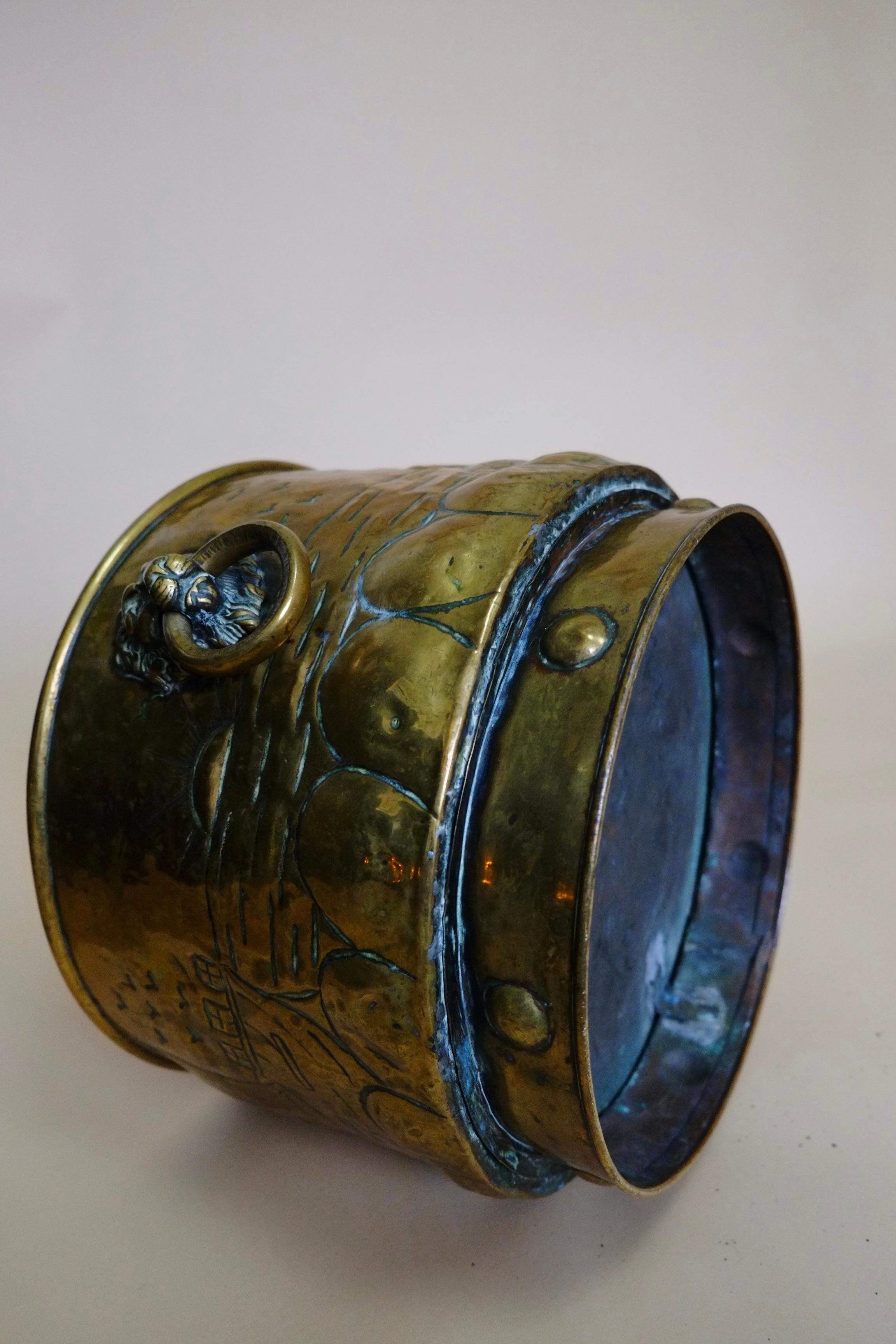 Large English Brass Lion Head Coal Bucket - Fireside log bucket For Sale 4