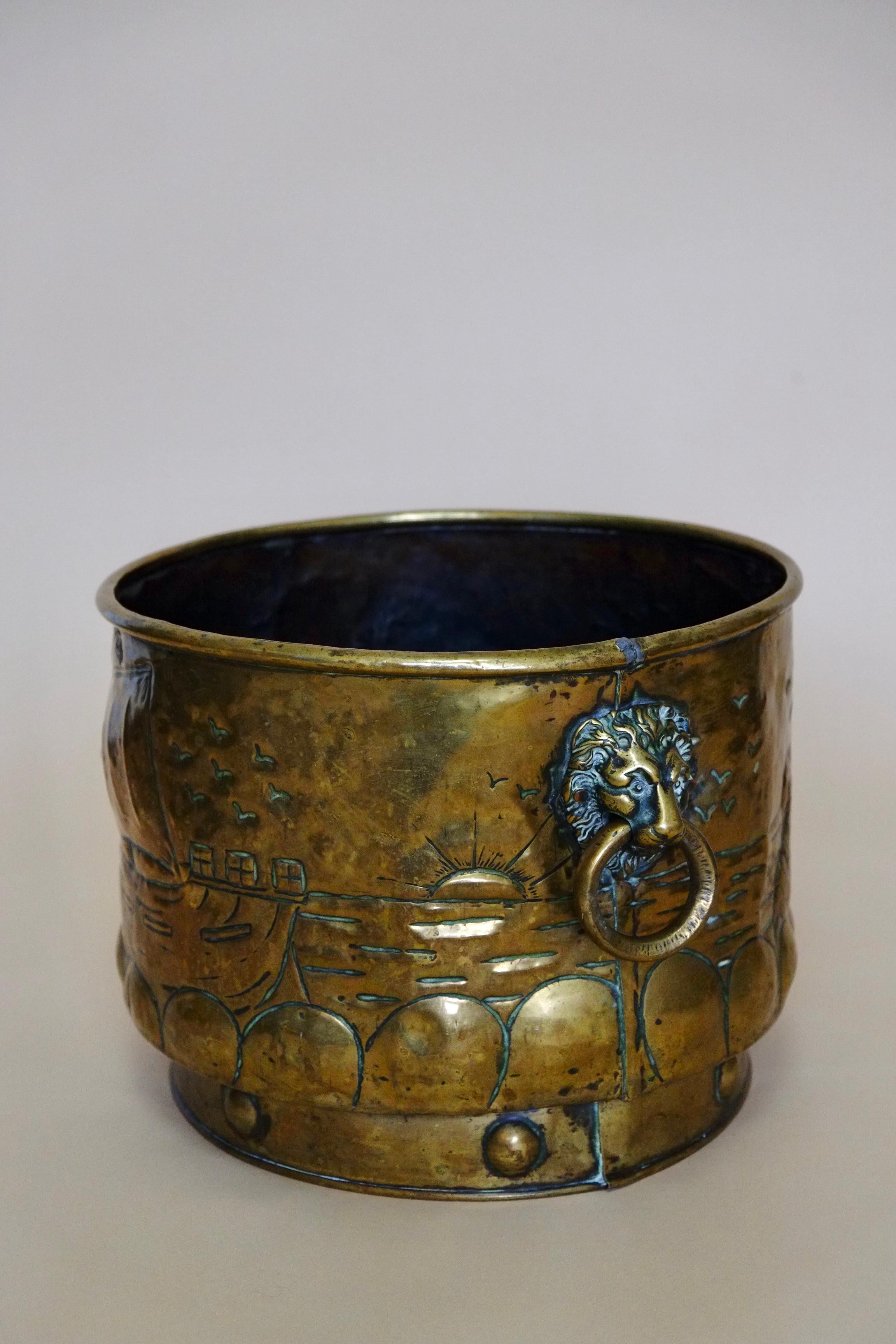 Victorian Large English Brass Lion Head Coal Bucket - Fireside log bucket For Sale