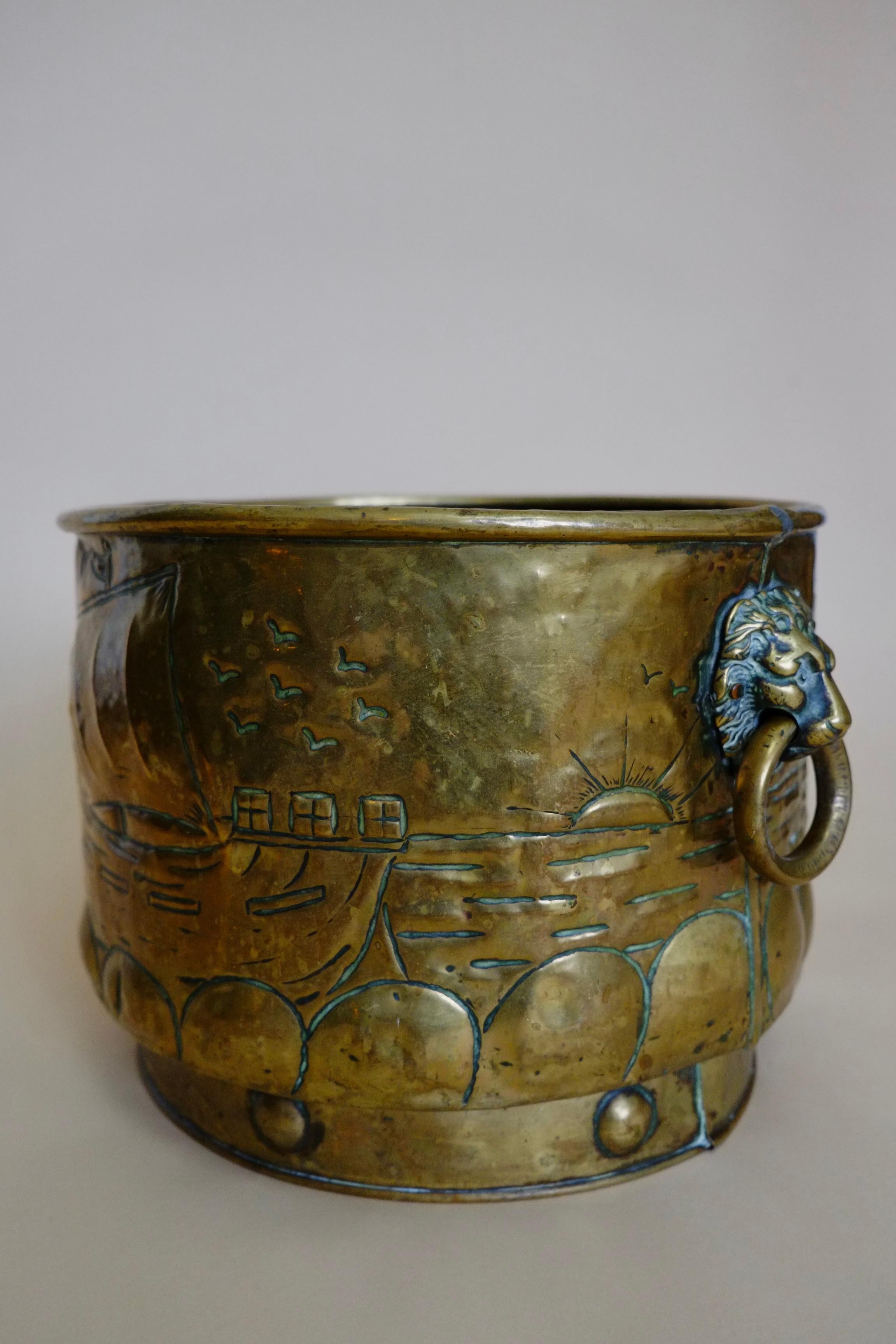 Large English Brass Lion Head Coal Bucket - Fireside log bucket In Fair Condition For Sale In Leicester, GB